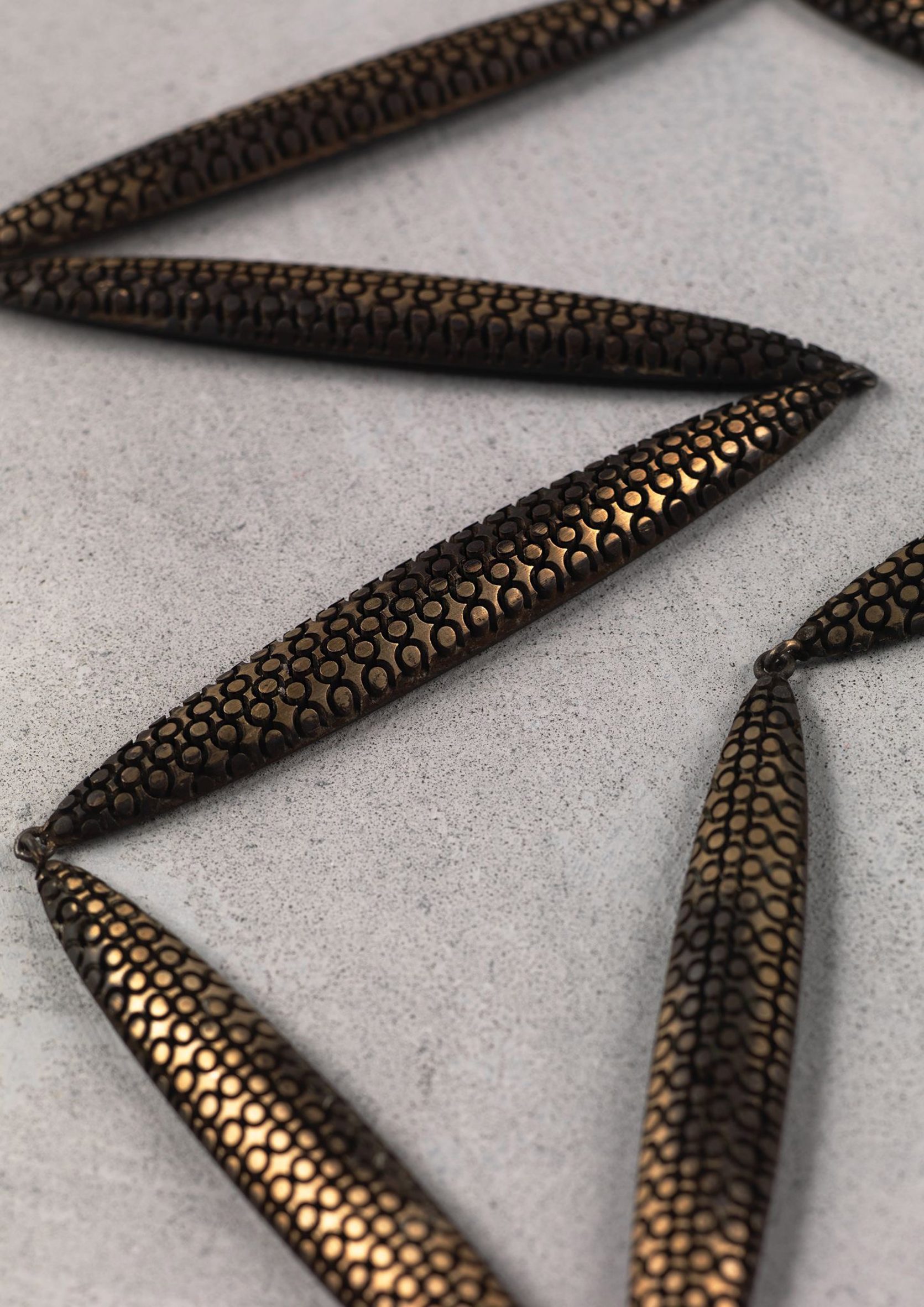 Joias de metal com finos detalhes circulares