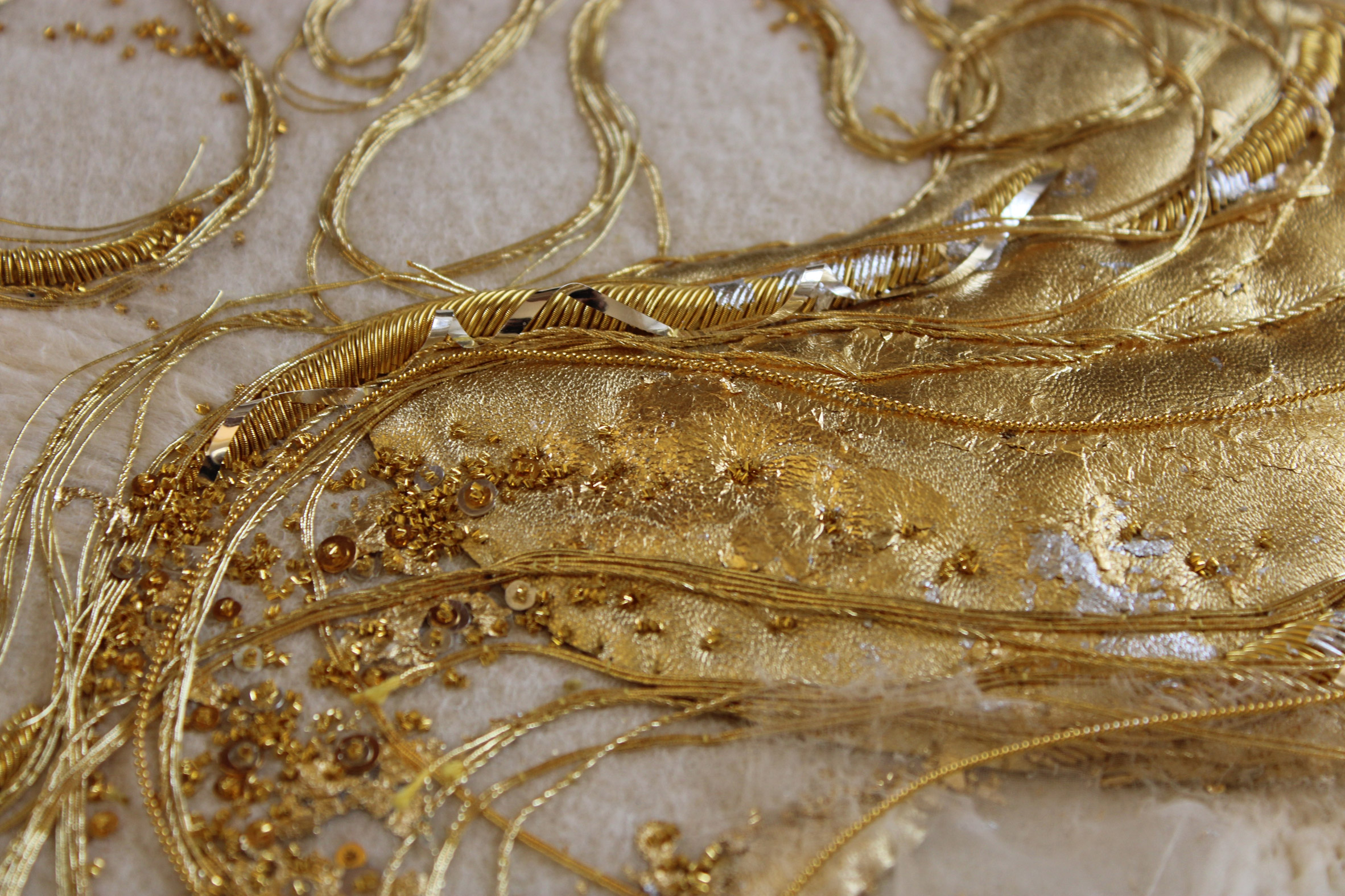 Arte têxtil inspirada no Golden Fleece de Romy Philo