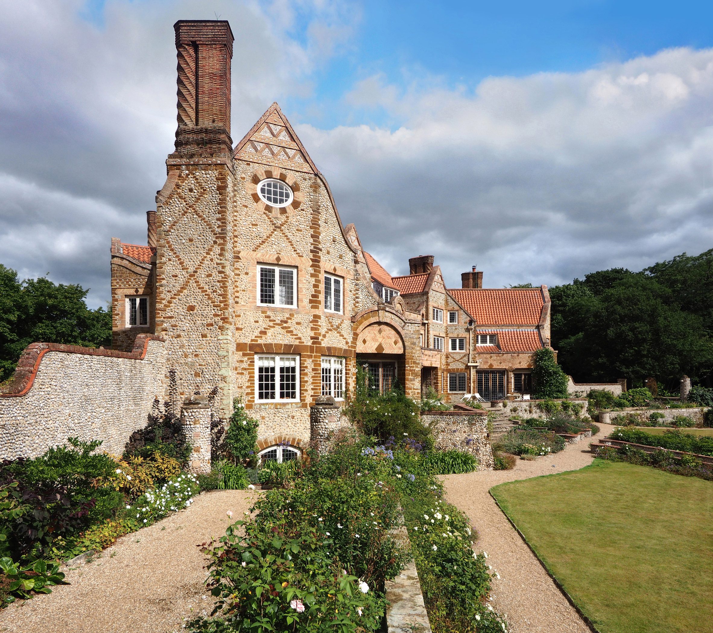 Voewood, por ES Prior, Norfolk, 1903