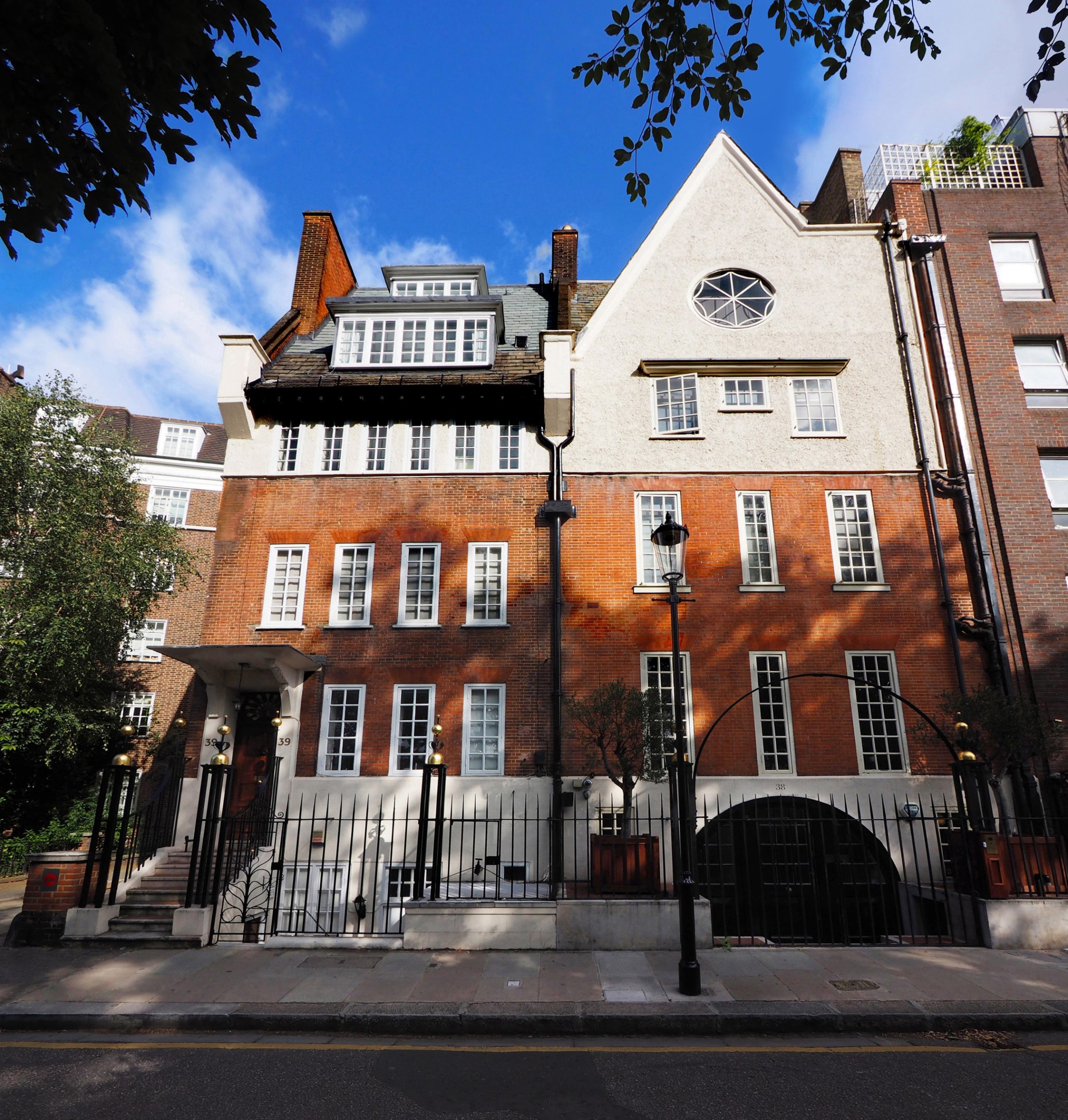 38-39 Cheyne Walk, diseñado por CR Ashbee, Londres, 1898