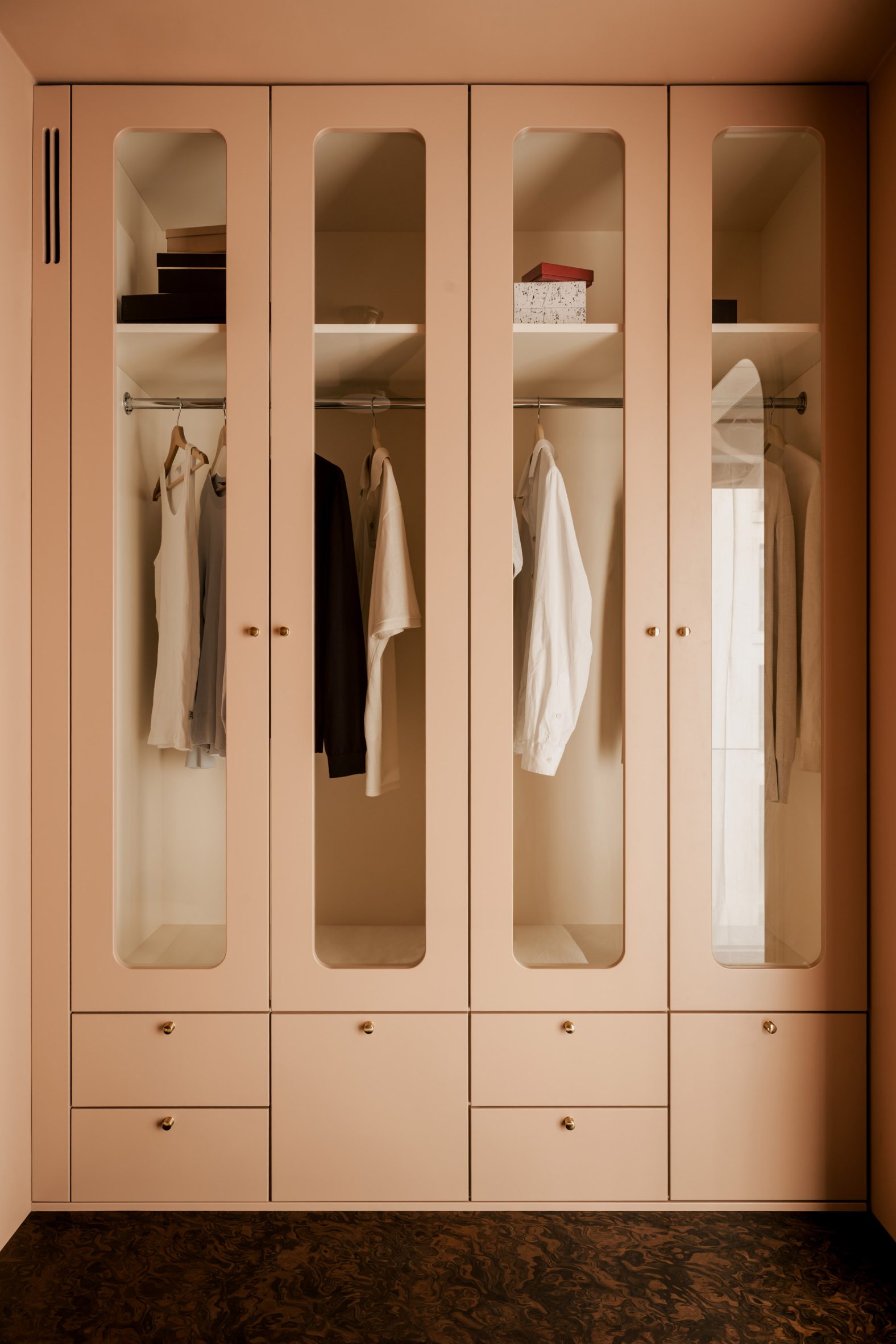 Wardrobe of apartment in Warsaw by Dawid Konieczny