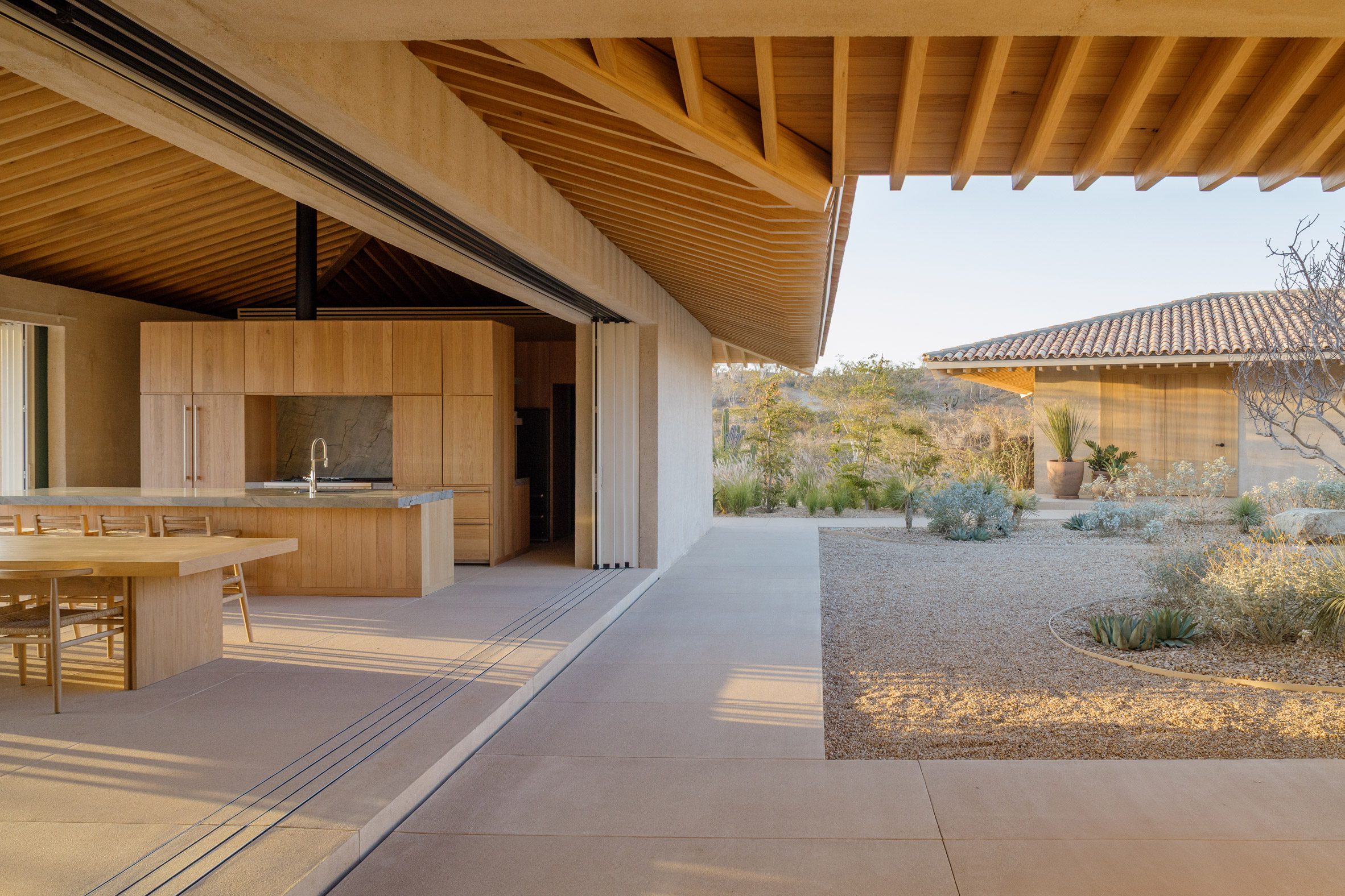 Las vigas de roble laminadas destacan en espacios habitables elevados