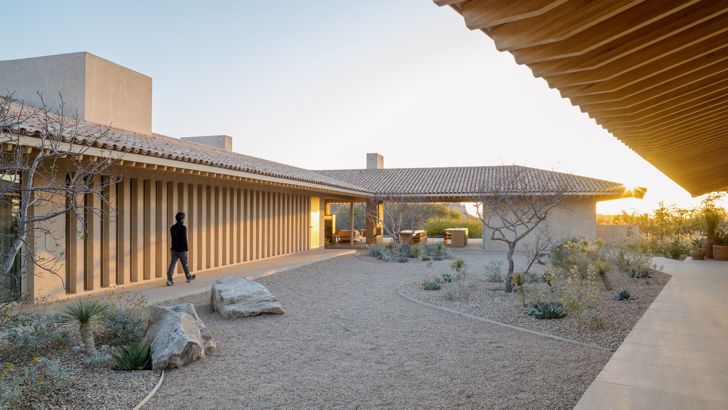 https://static.dezeen.com/uploads/2026/06/casa-en-palmilla_estudio-ignacio-urquiza-ana-paula-de-alba_dezeen_hero1.jpg