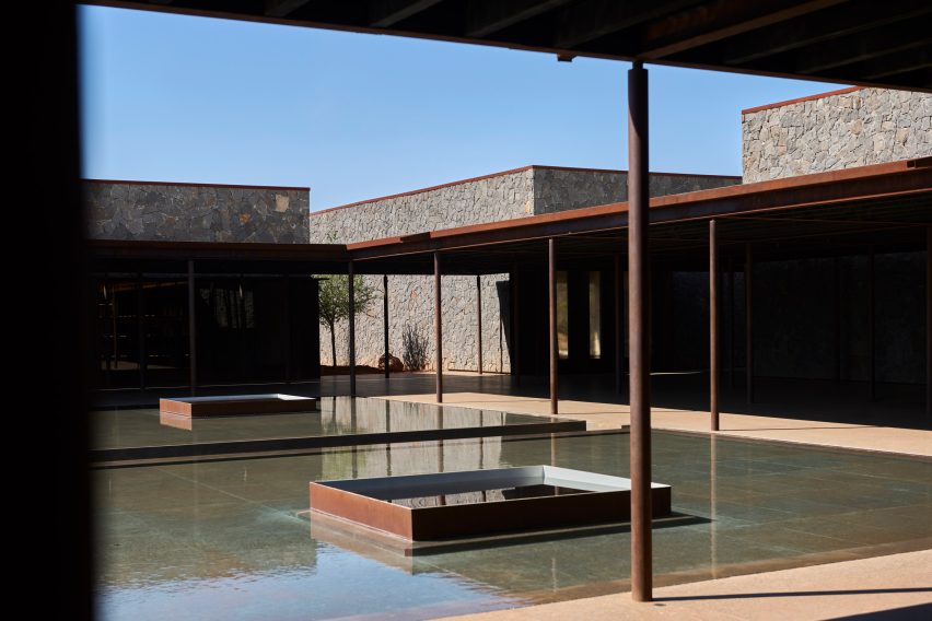 El&iacute;as Rizo Arquitectos stone clad visitors center