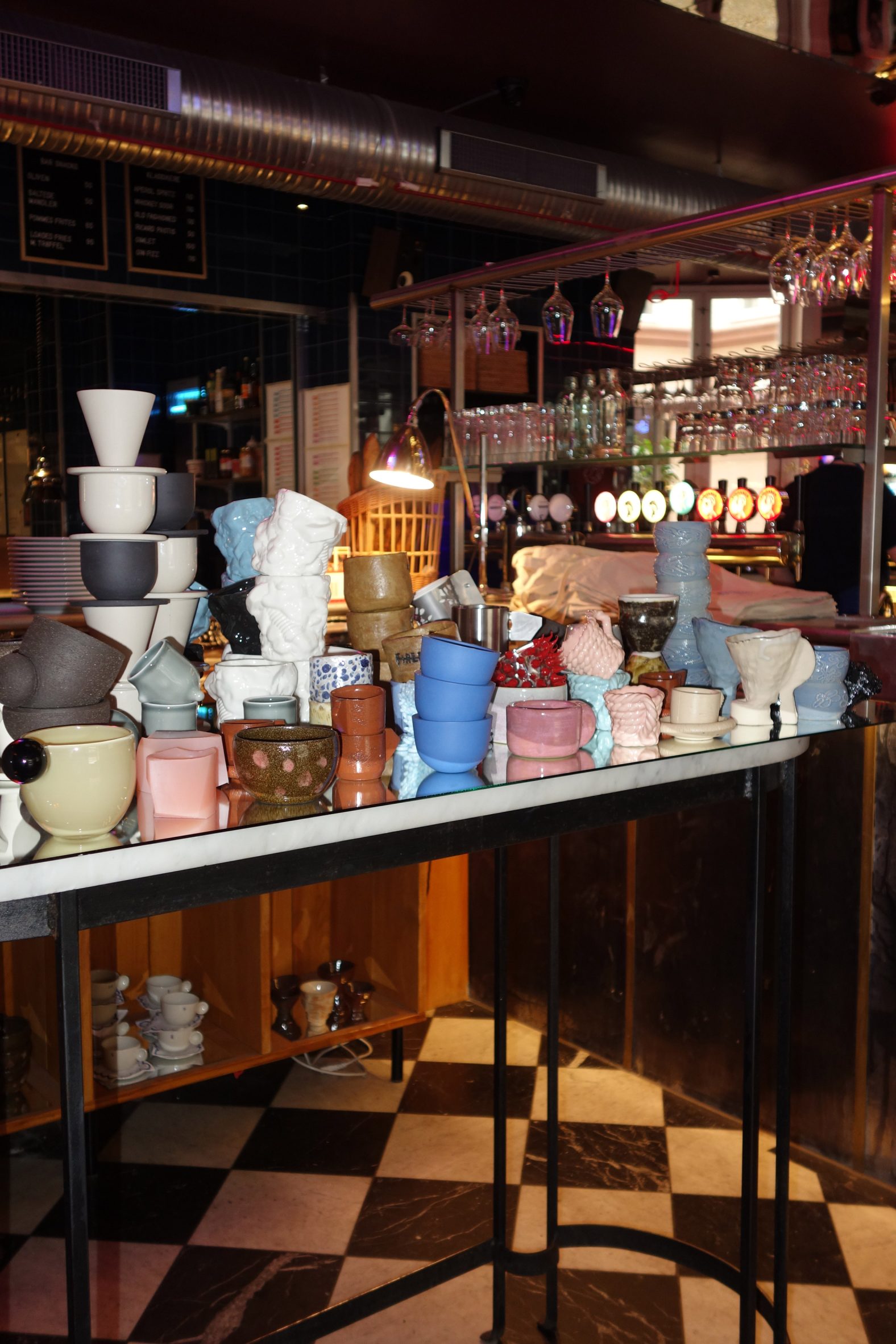 Tazas en exhibición en el café Sommersko