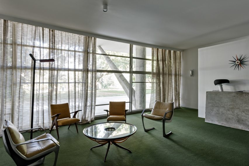 Niemeyer's Bienal Pavilion becomes a site to examine Bras&iacute;lia's architecture and atmosphere