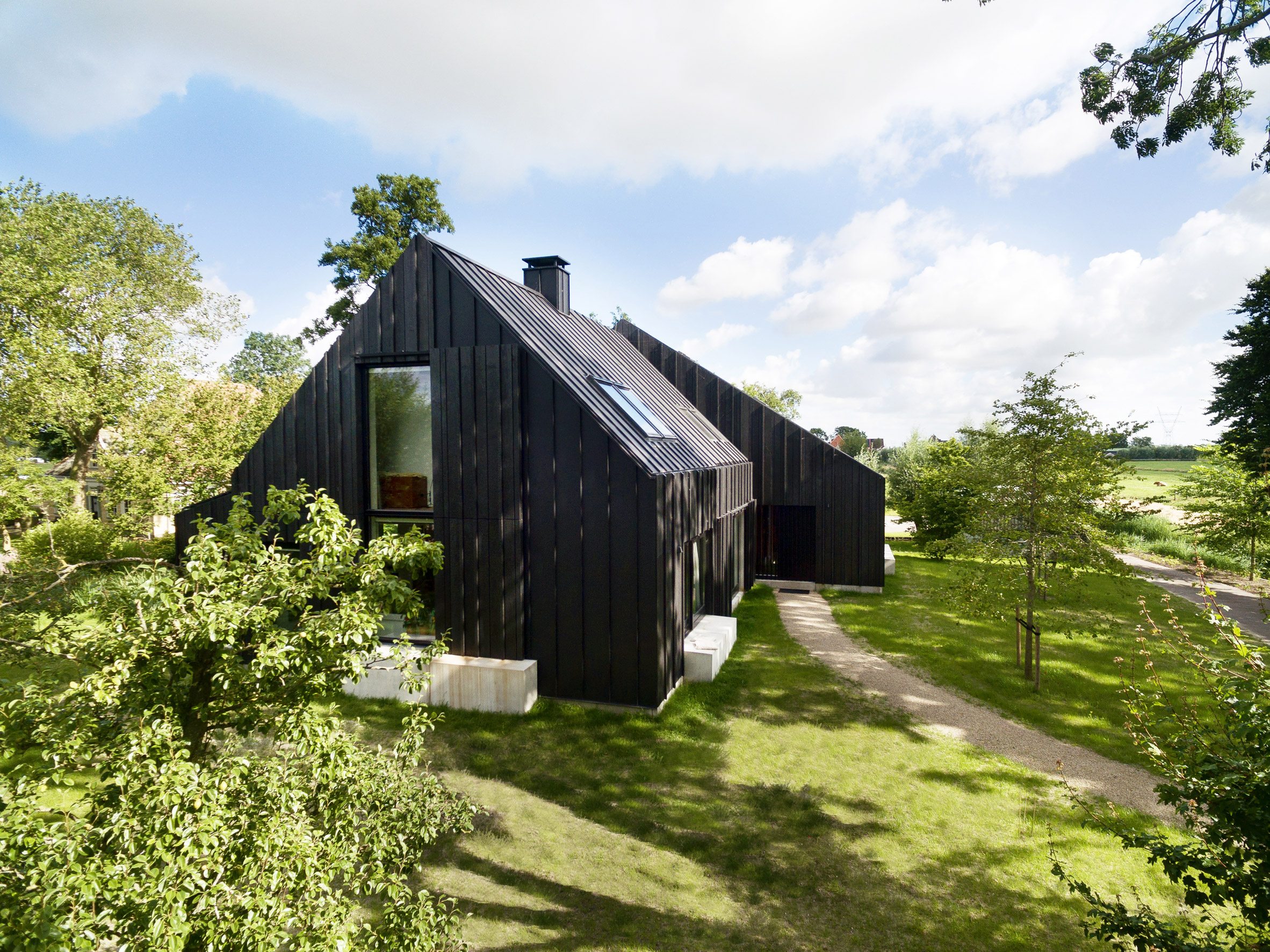 Vista exterior de la casa de campo diseñada por Bastiaan Jongerius Architects