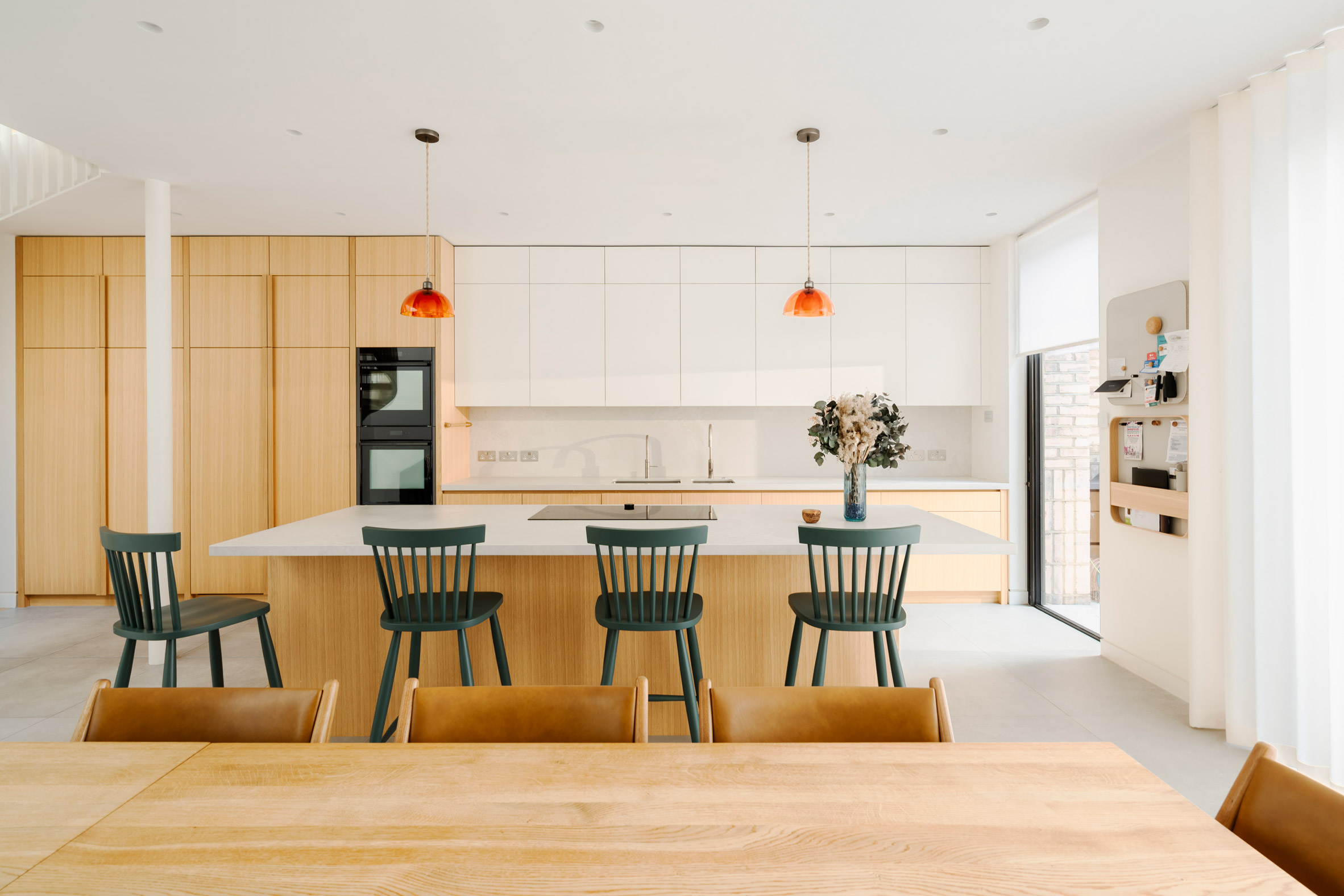 Interior de cocina blanca y de madera.