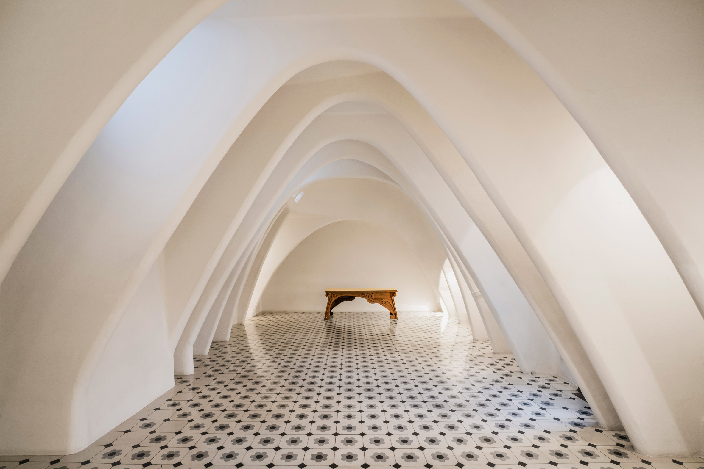 Loft blanco con arcos catenarios