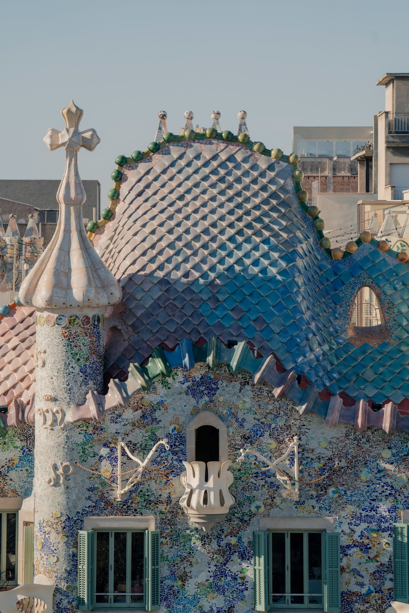 Techo de Casa Batlló con tejas verdes