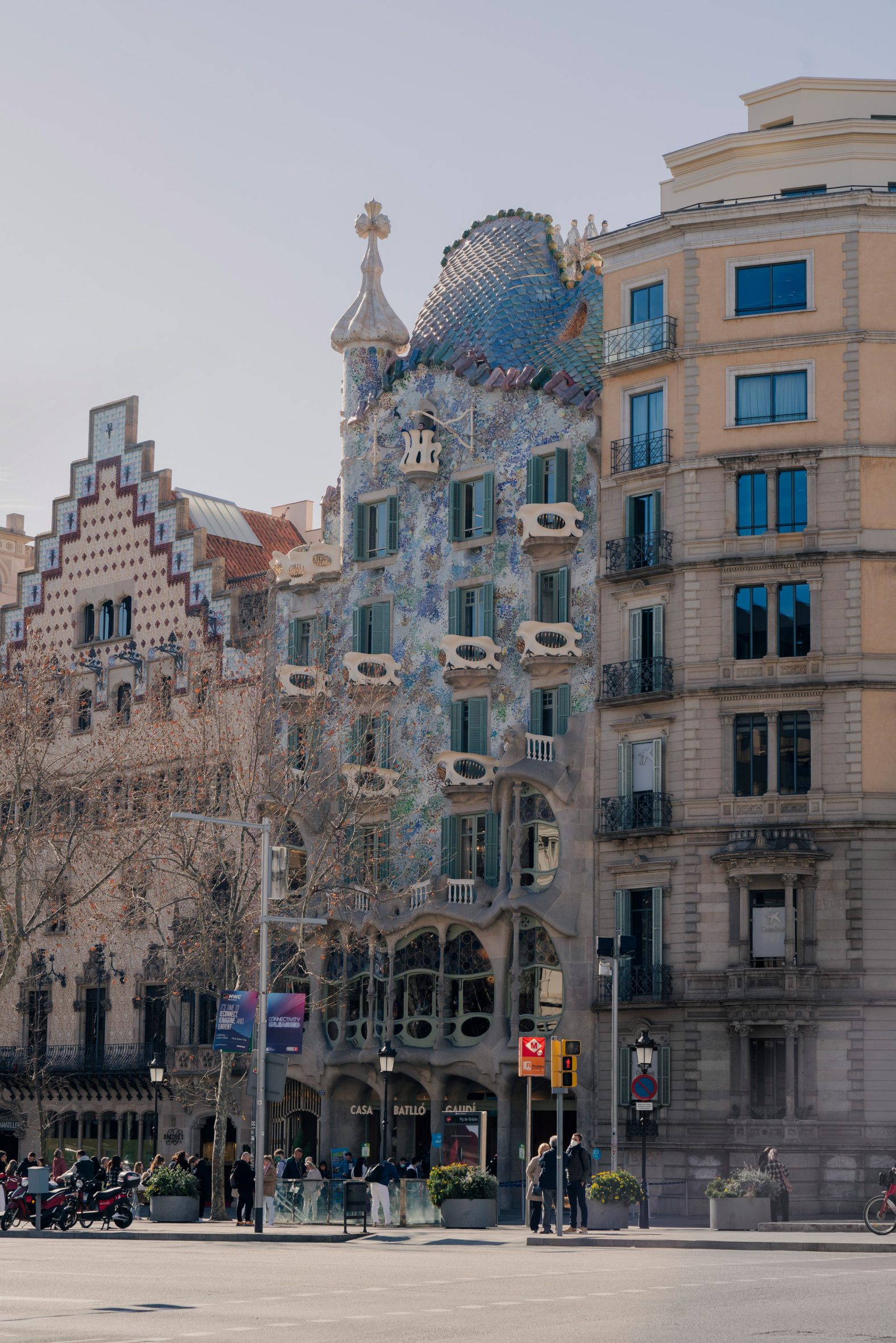 El exterior de la Casa Batlló bajo el sol