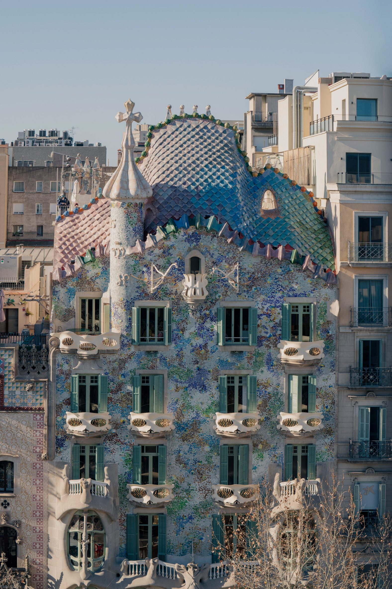 El exterior de la Casa Batlló está revestido de cerámica y vidrio.