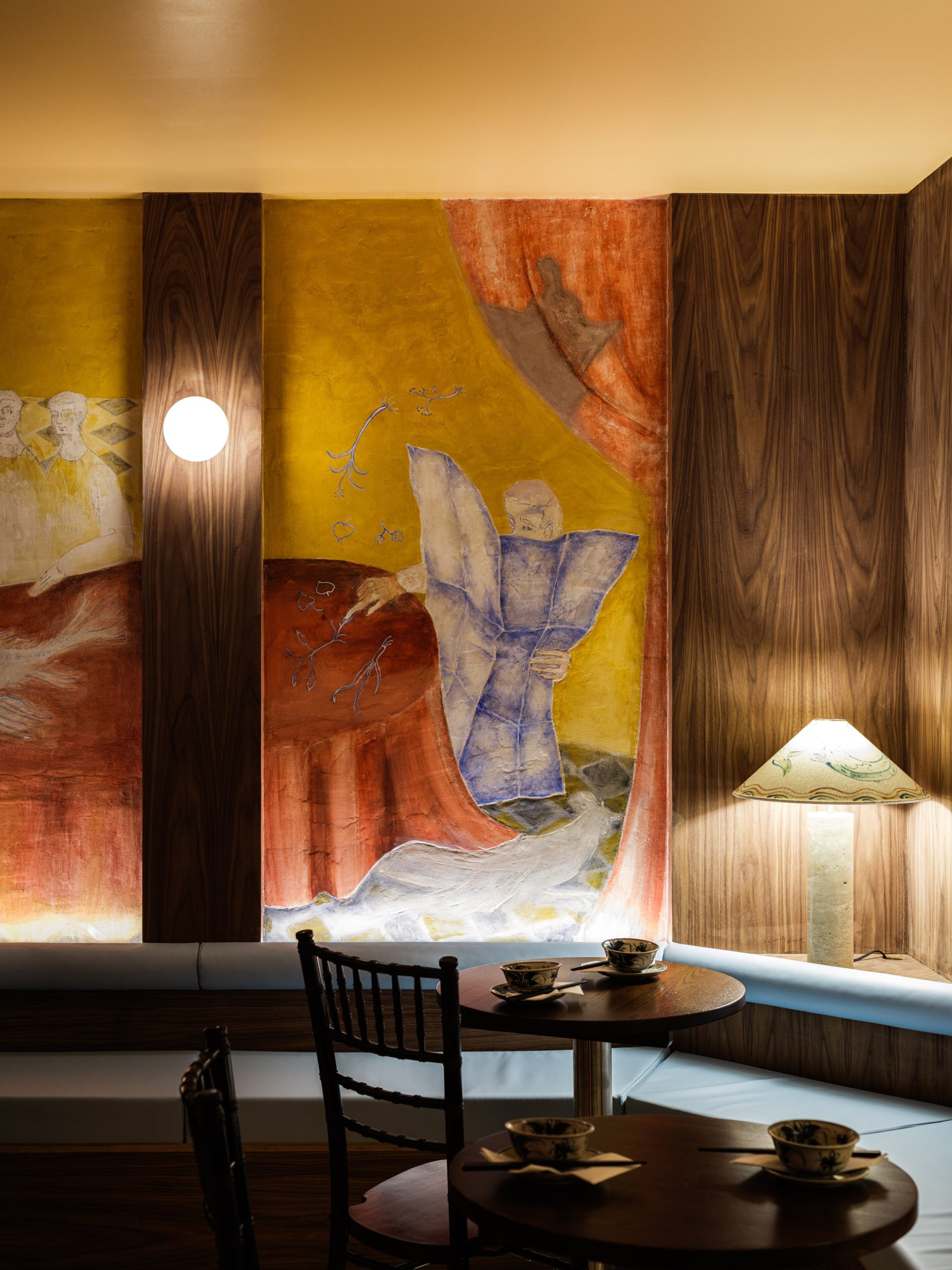 Interior da sala de jantar com obras de arte