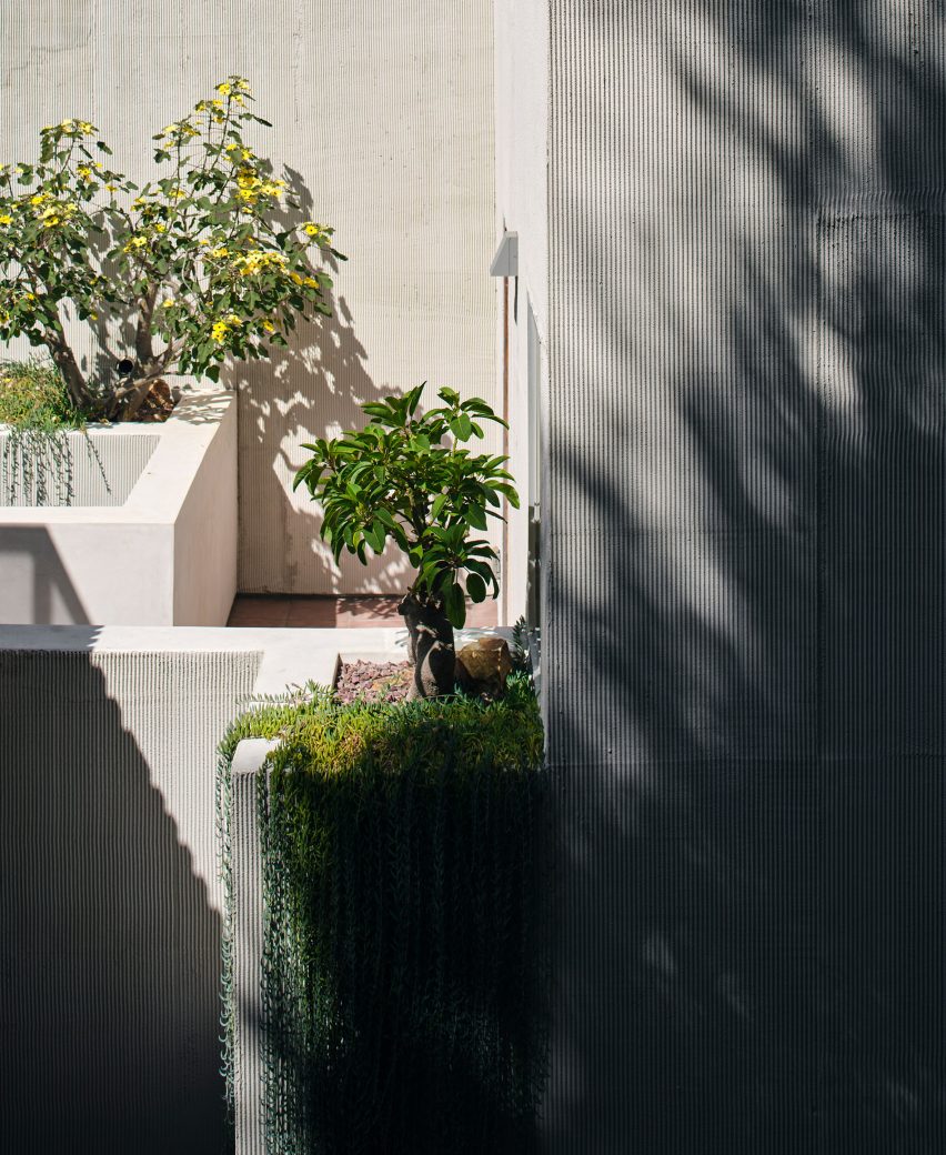 A Teatro Balcony Studio house by Los Angeles