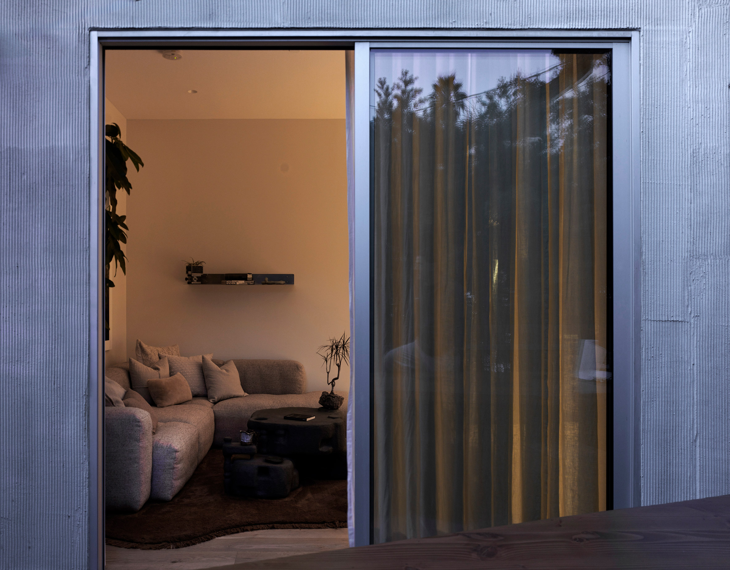 A Teatro Balcony Studio house by Los Angeles