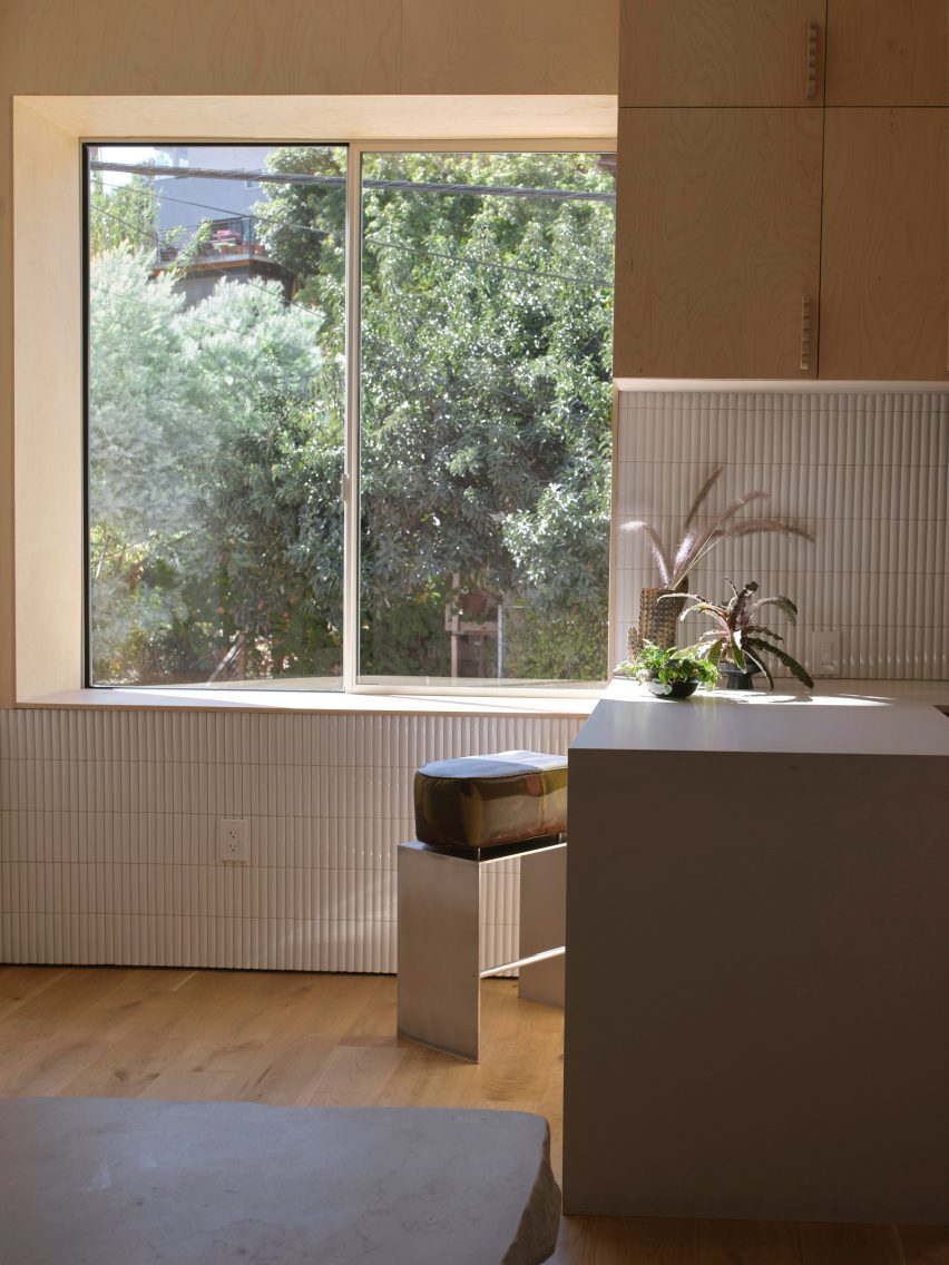 A Teatro Balcony Studio house by Los Angeles