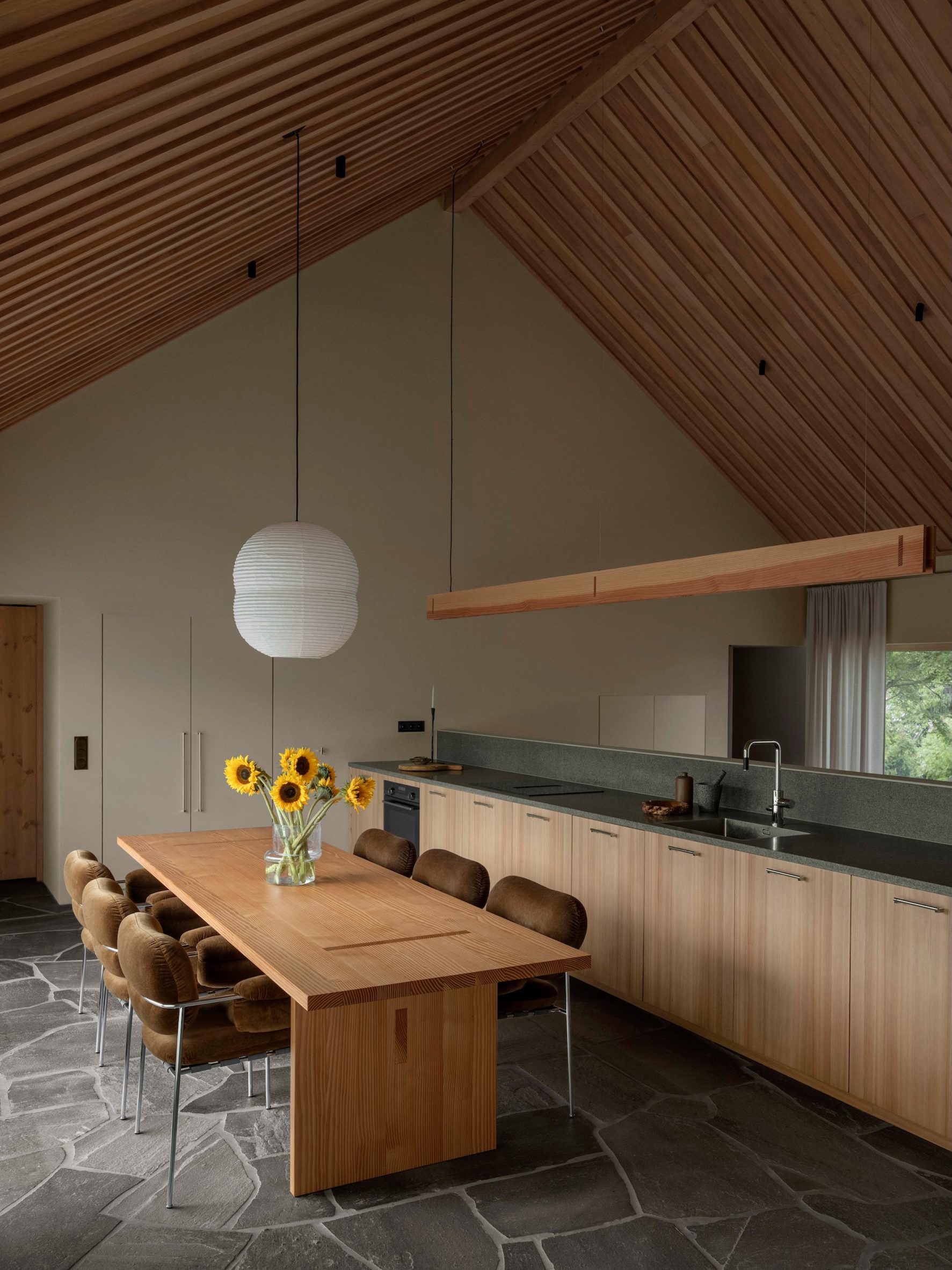 Los interiores del espacio habitable de Villa Ostrom fueron diseñados por Note Design Studio