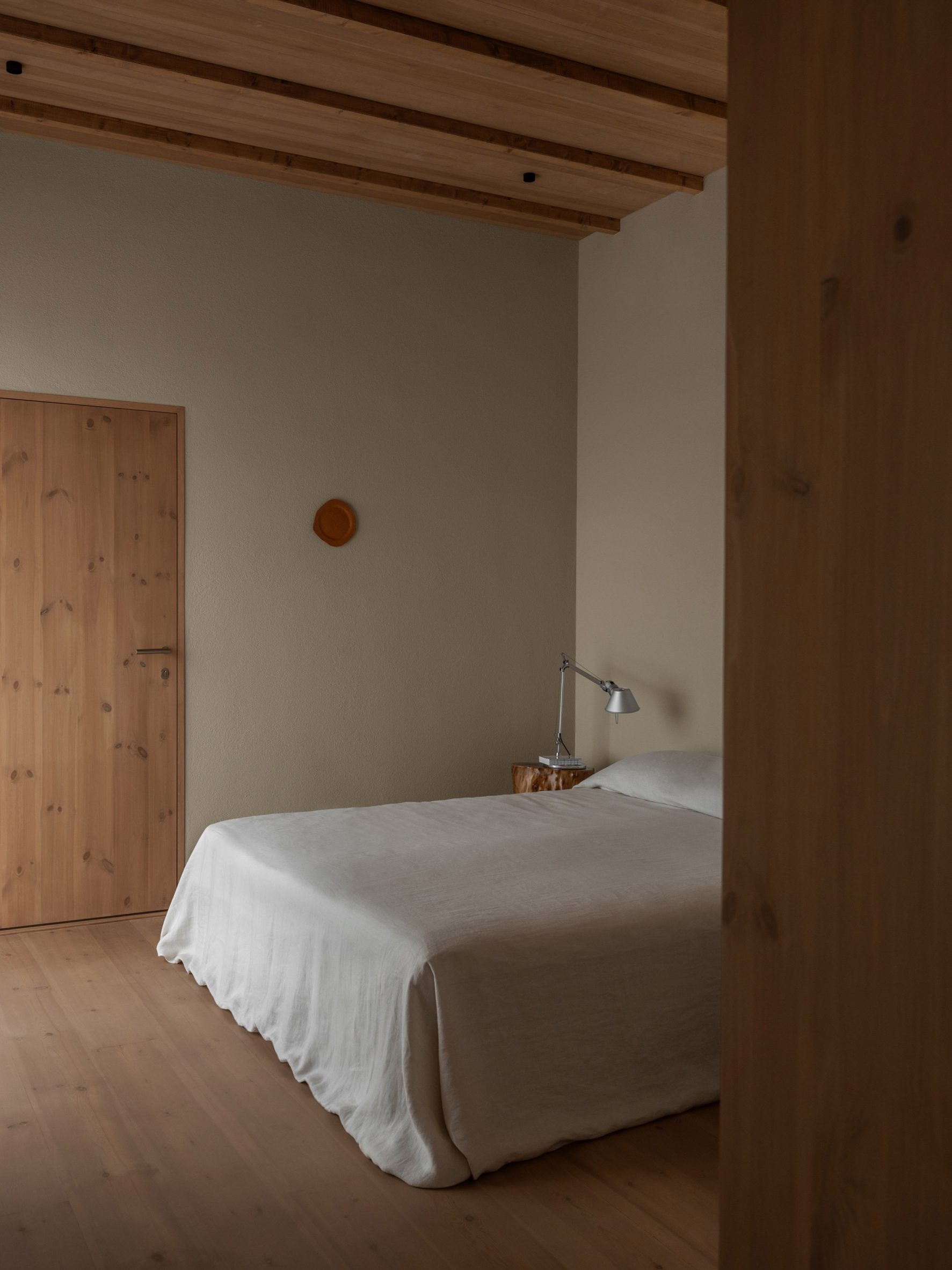 Interiores de dormitorios en Villa Ostrom diseñados por Note Design Studio