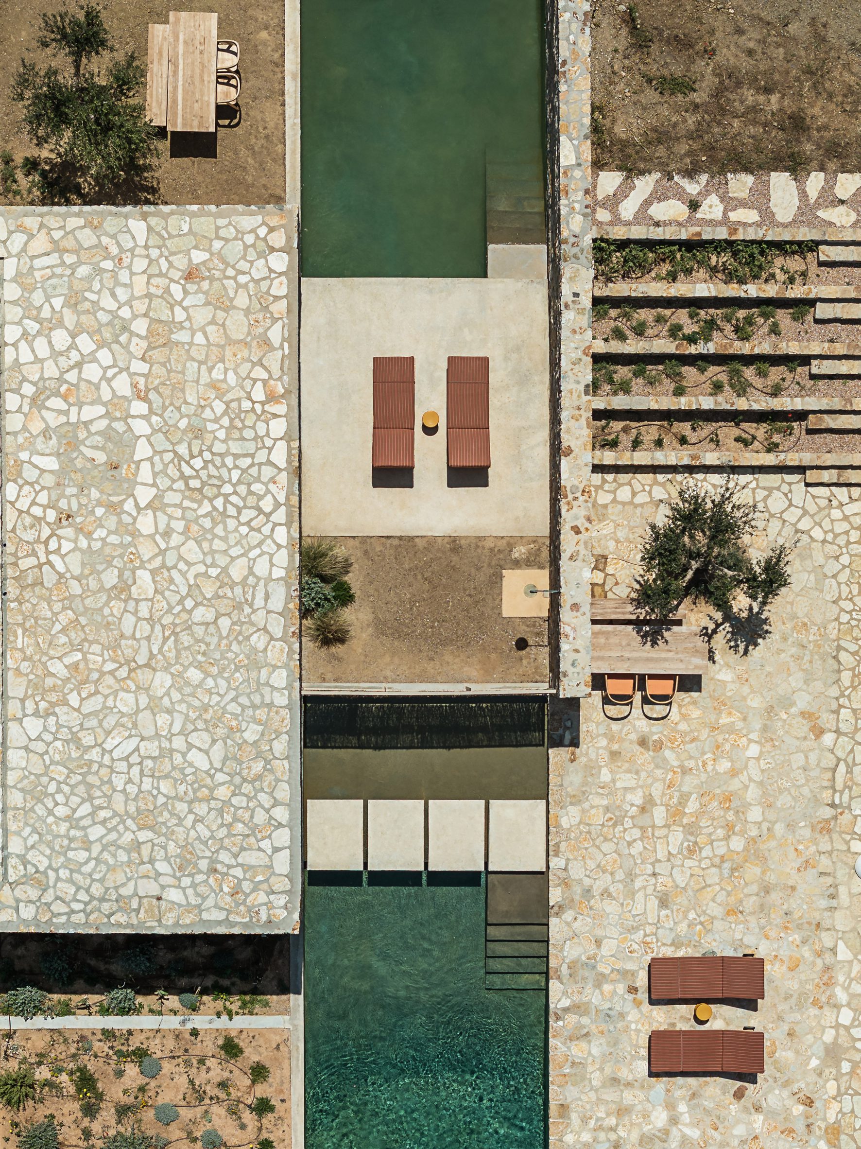 Con vistas a la piscina, la terraza de piedra y el paisaje vegetal.