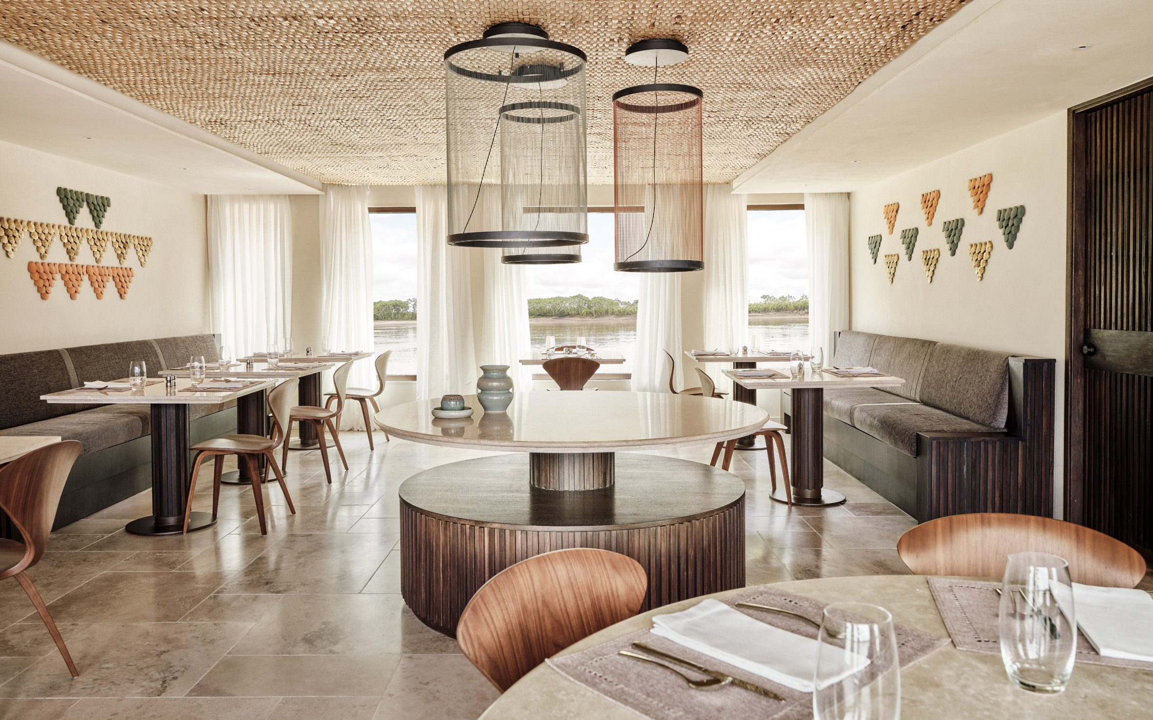 El luminoso restaurante de la cubierta inferior está decorado con azulejos hechos con escamas de un pez gigante del Amazonas.