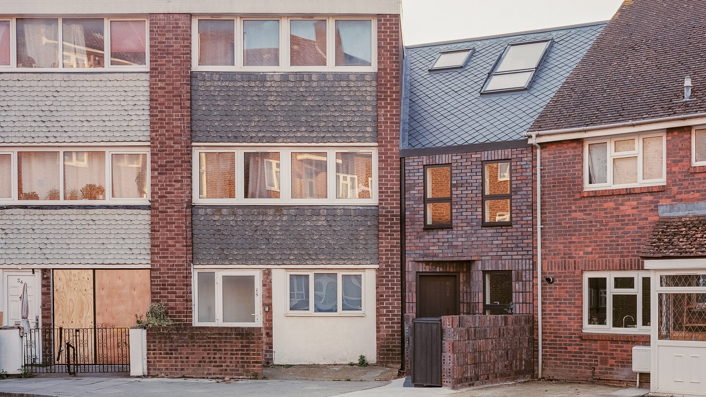 https://static.dezeen.com/uploads/2026/06/radnor-road-wright-office-infill-house-architecture-residential-london-england-uk_dezeen_2364_hero.jpg
