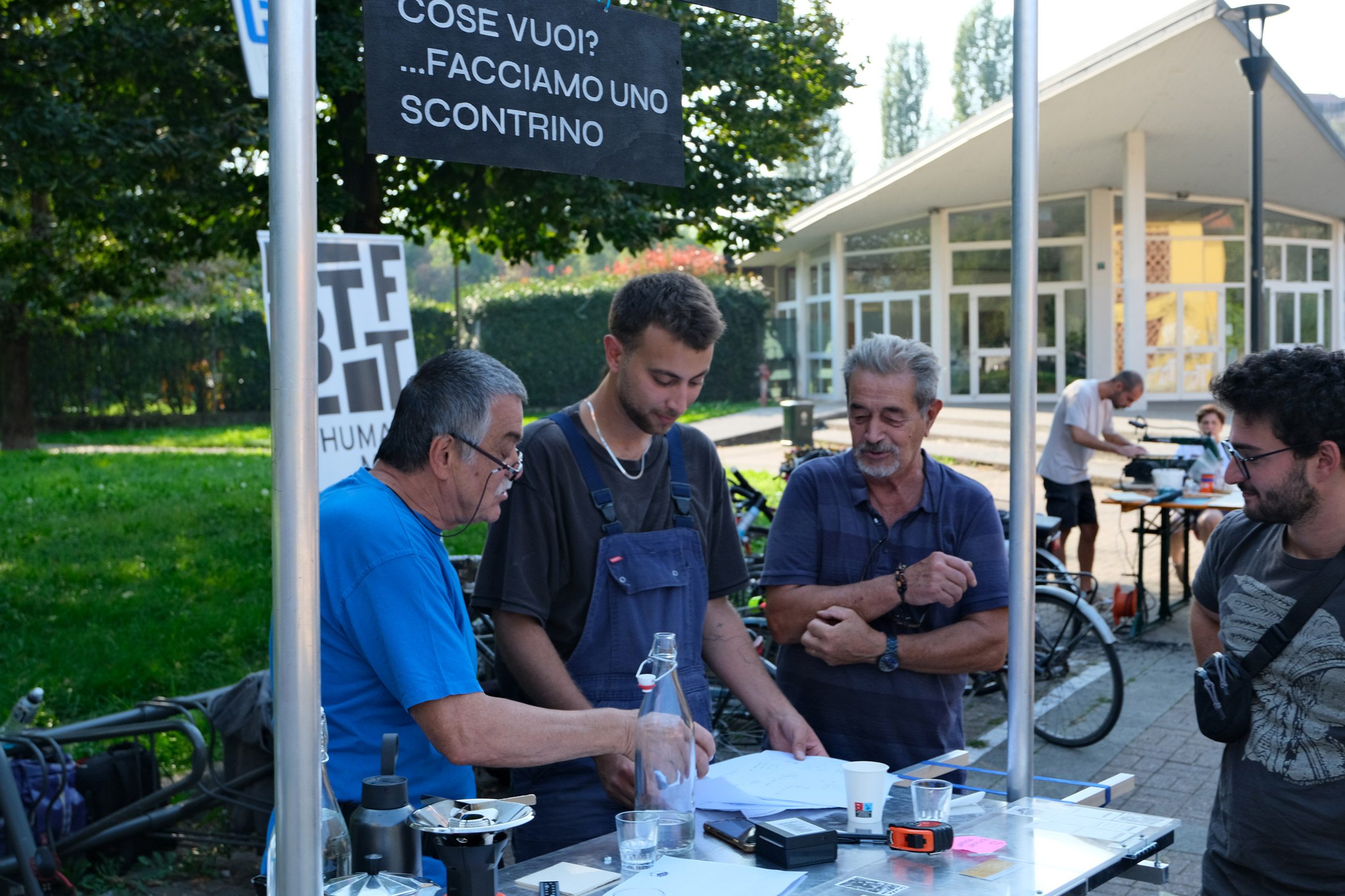 Foto de personas colaborando en el carrito de la compra de Arrotino del Design de Studio Method