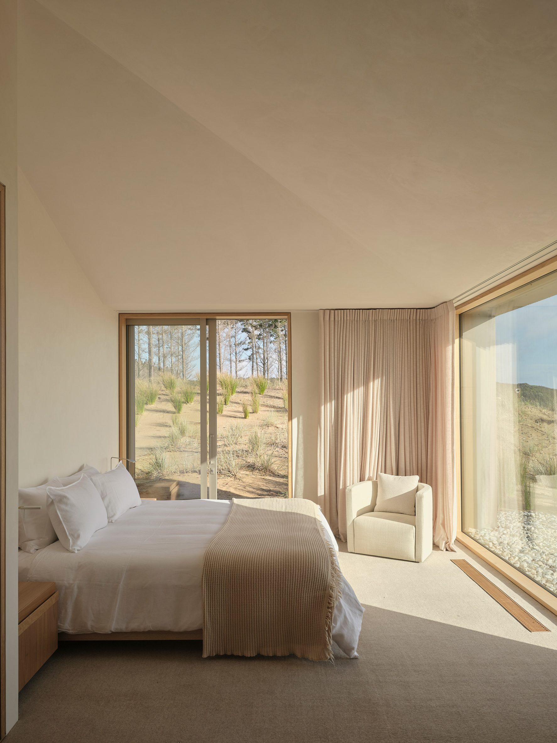 Interior del dormitorio de una casa costera diseñado por Roberts Gray Architects