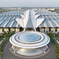 RSHP completes convention centre in China with 1.7-kilometre-long walkway