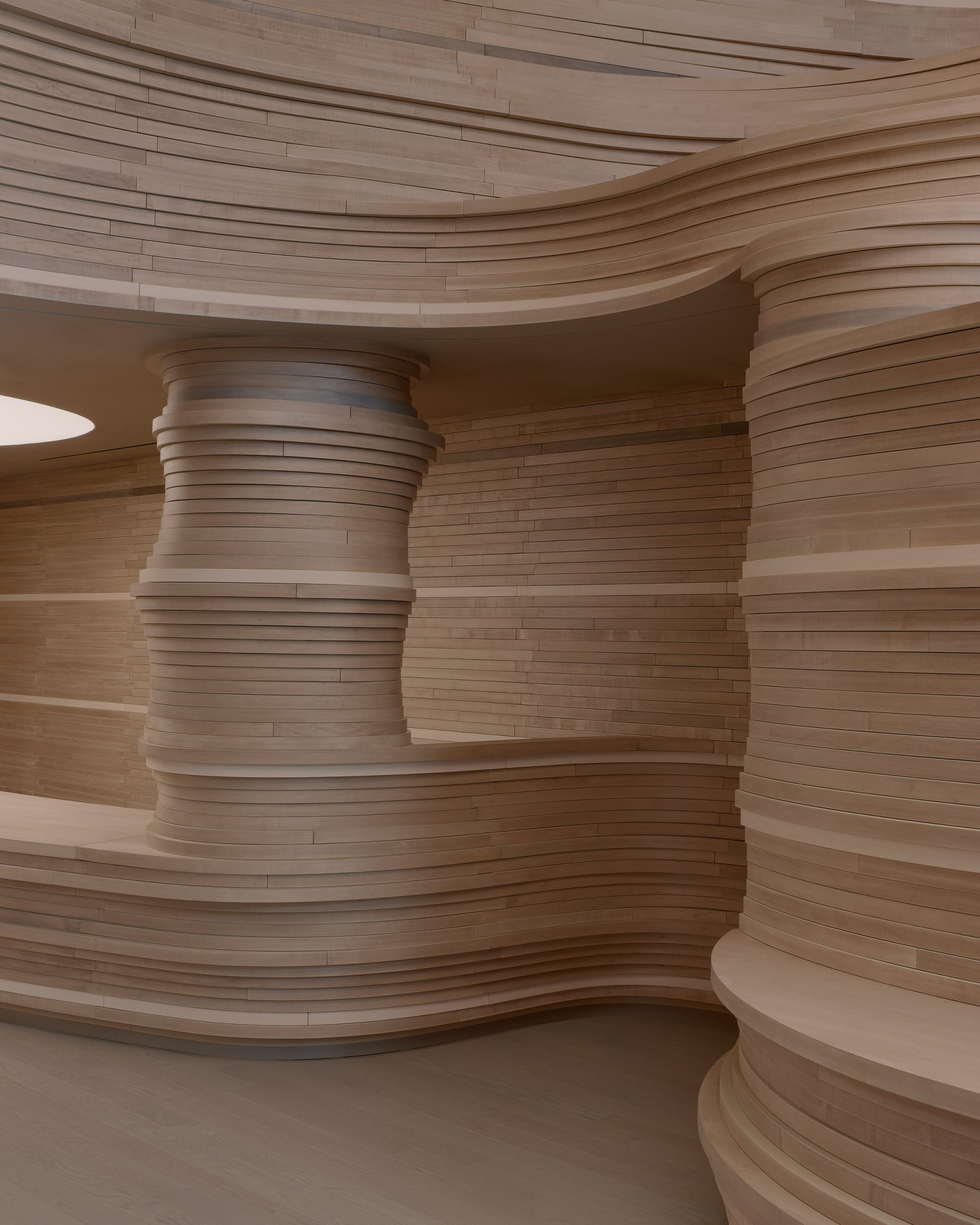 Zona de punto de venta formada por capas de madera curvada.