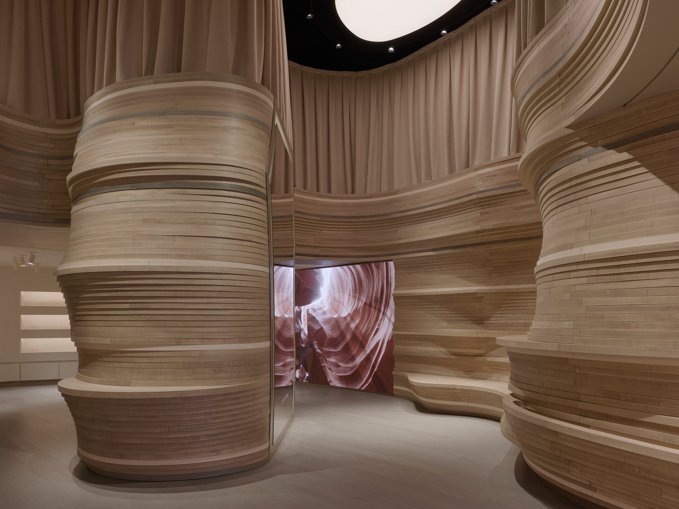 El interior de la tienda envuelto en madera cuenta con una pantalla de pared LED