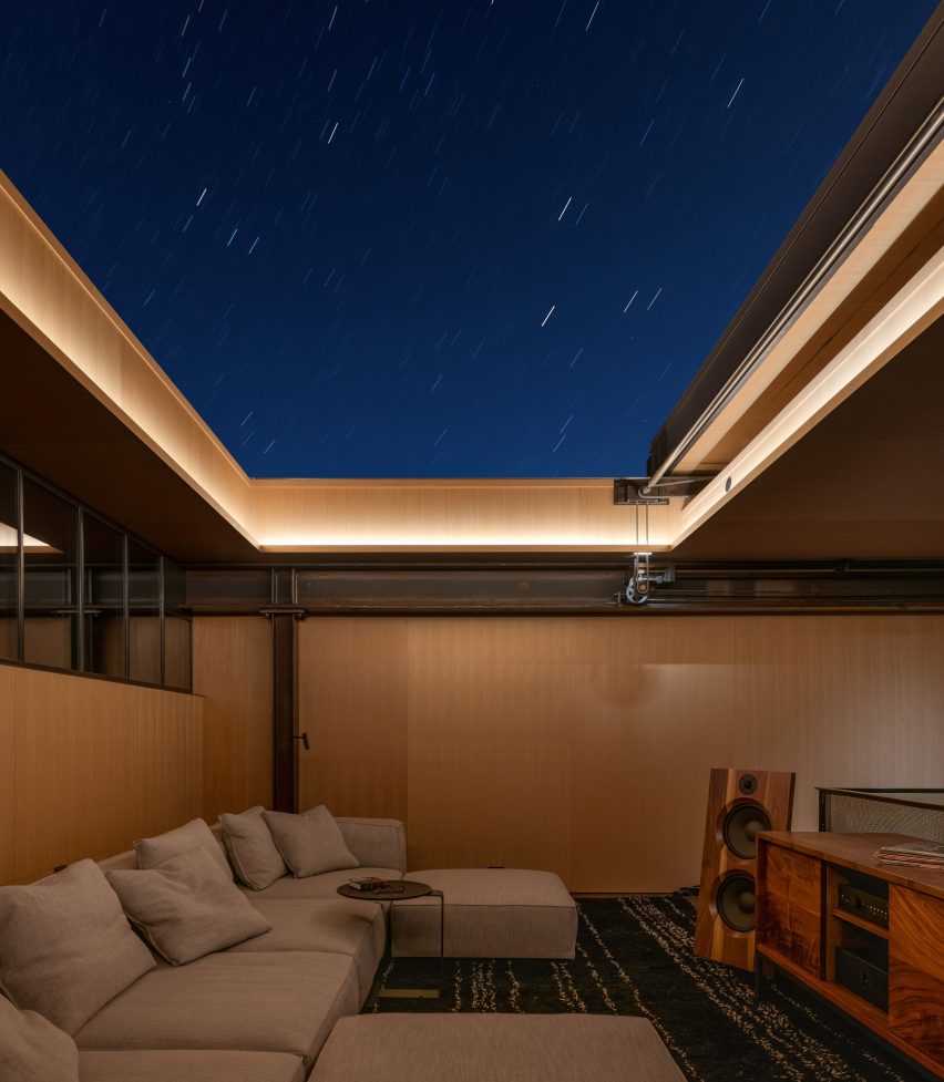 House with retractable roof
