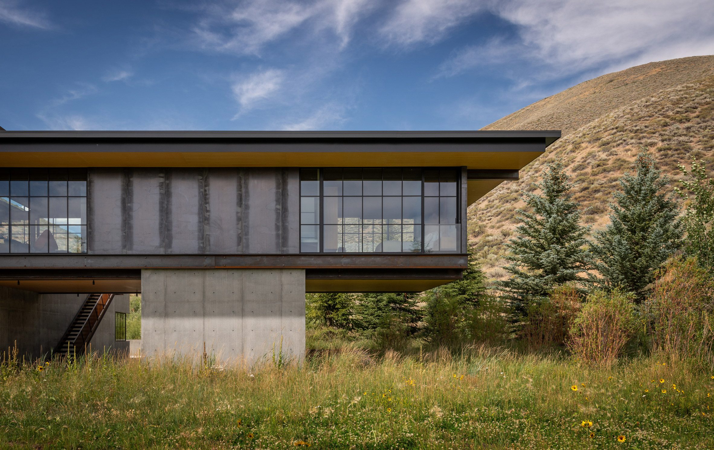 House with retractable roof