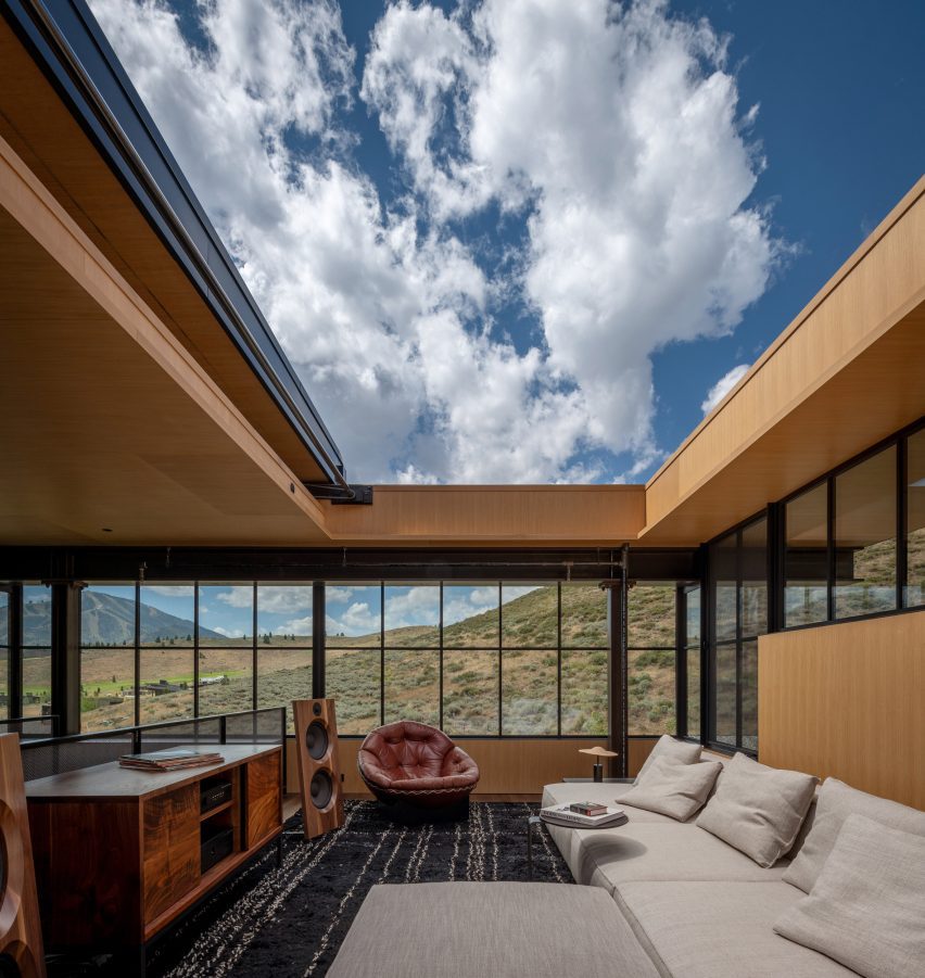 House with retractable roof