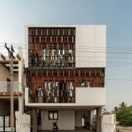 Splitscape Residence by SpaceDNA house facade