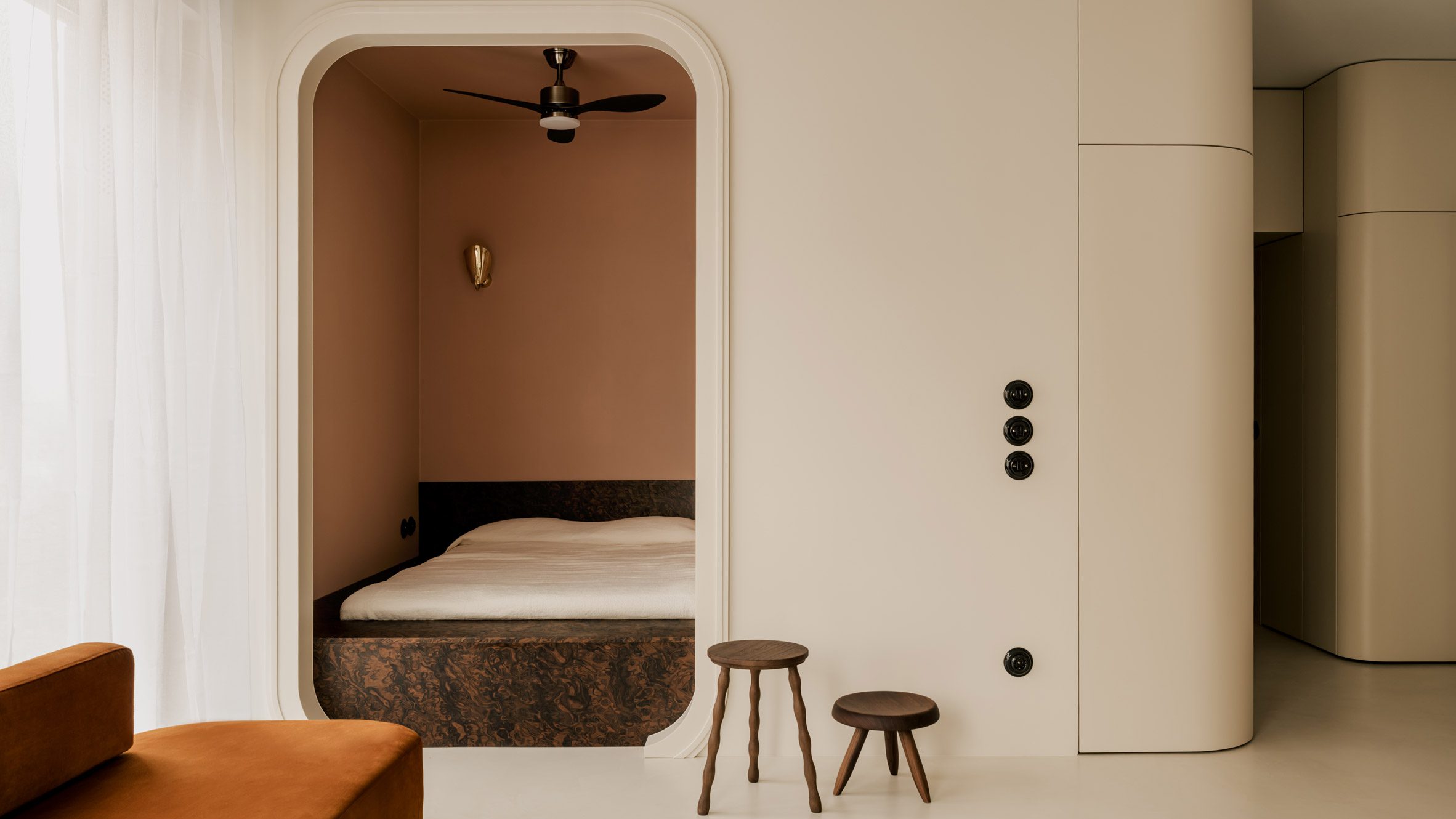 https://static.dezeen.com/uploads/2026/06/sq-dawid-konieczny-apartment_dezeen_2364_col_0.jpg