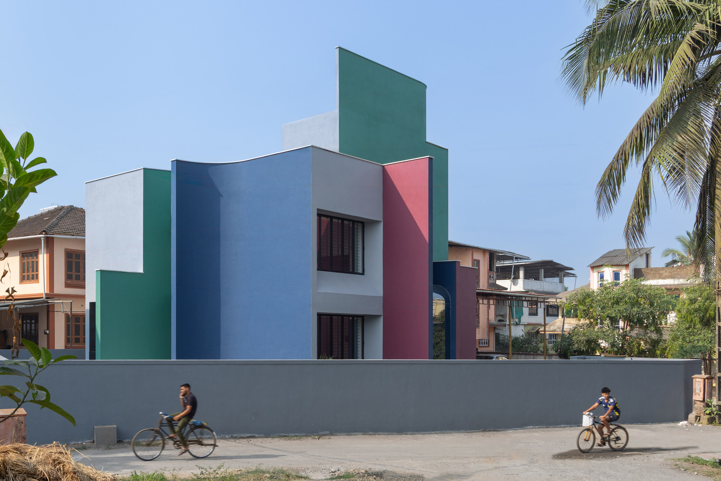 Colores llamativos en una villa corsa en Mumbai