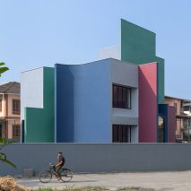 Curves and colours turn Indian home into "sculptural installation"