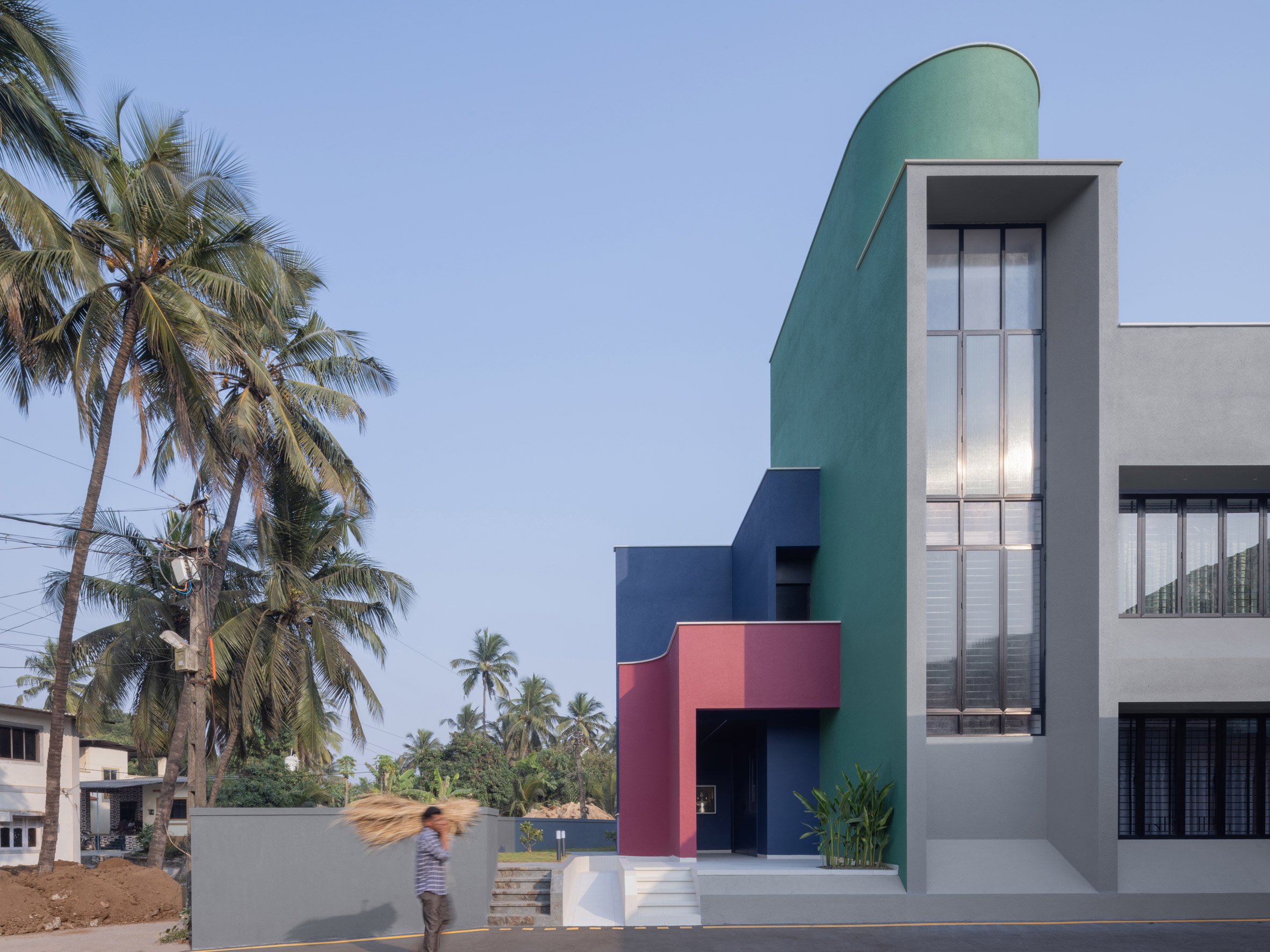 Fachada de villa en Córcega diseñada por Neel Buddhadev