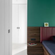 Bedrooms in Mumbai home by Neel Buddhadev are different