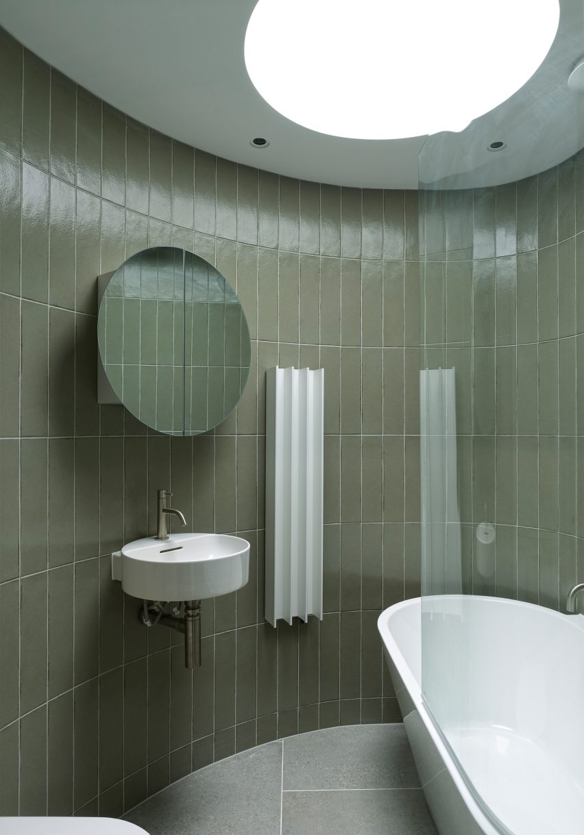 IBLA Walled Courtyard house bathroom