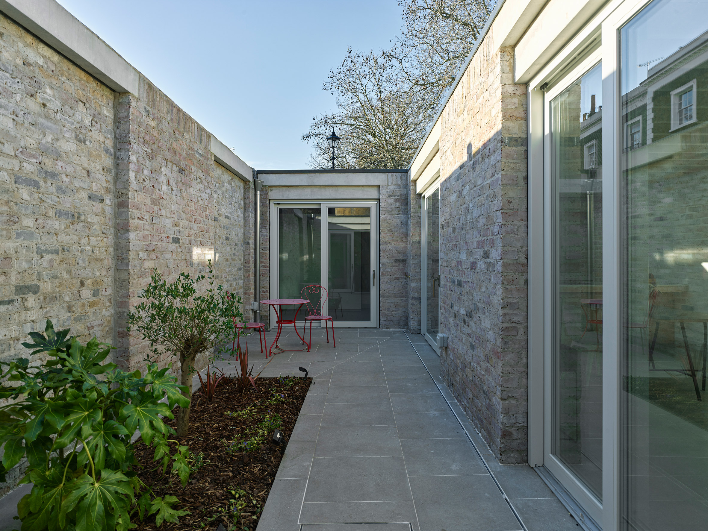 Paredes de jardim escondem casa compacta de Londres de Inglis Badrashi Loddo, atualização de comentários