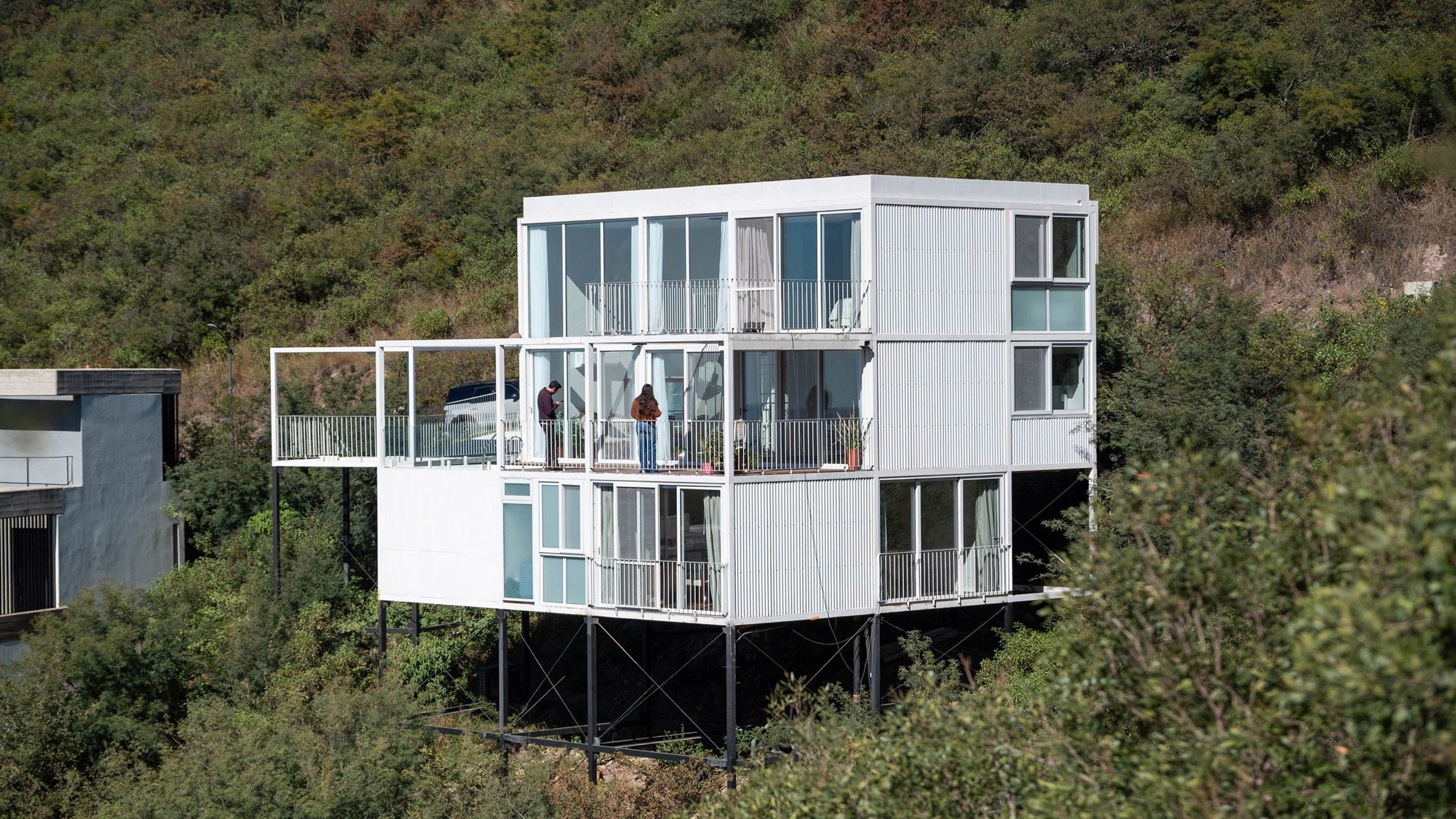 https://static.dezeen.com/uploads/2026/06/white-modular-house-argentina-set-arquitectura_dezeen_2364_hero.jpg