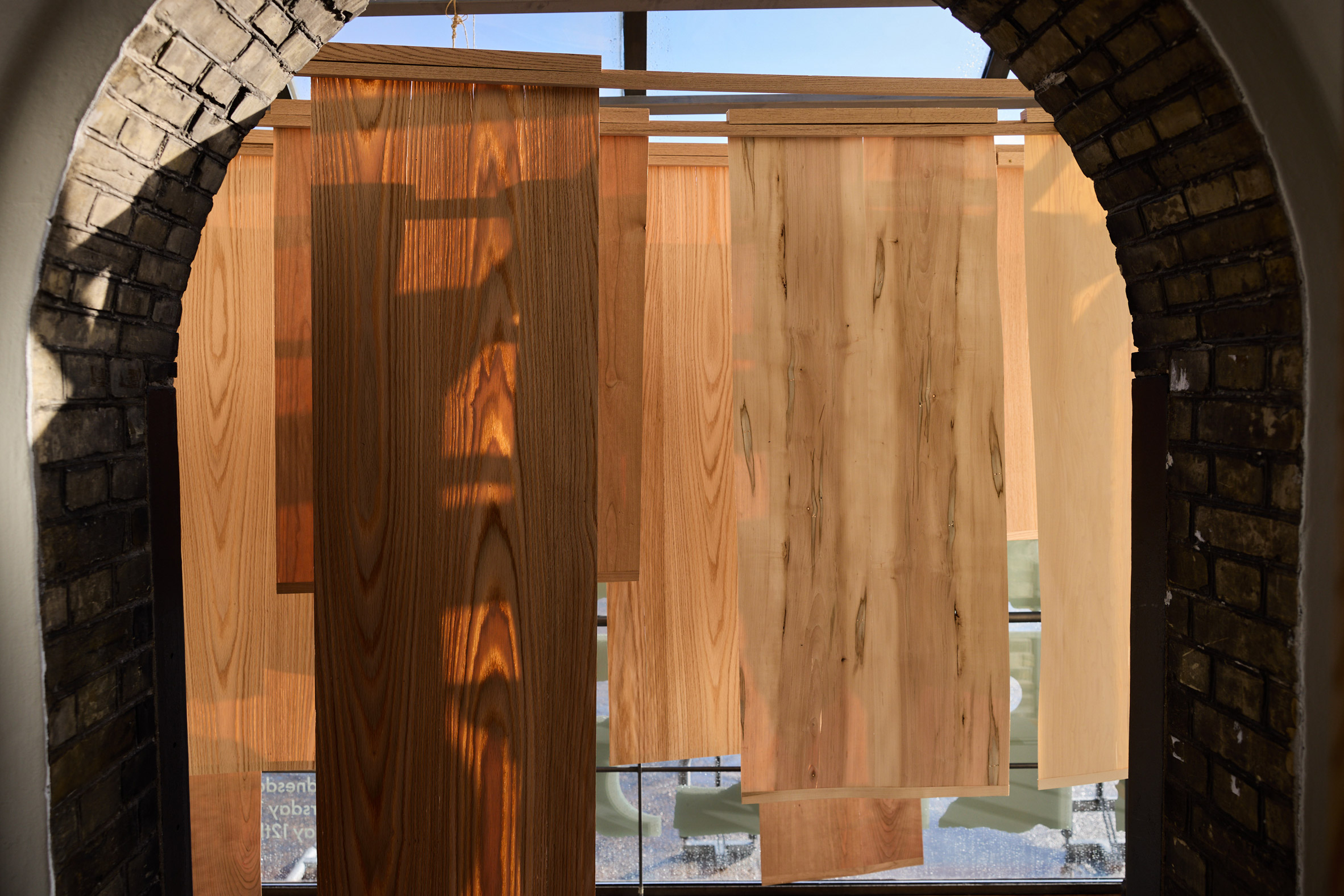 Madera para los árboles instalada en Material Matters por AHEC, Mitre & Mondays y Benchmark