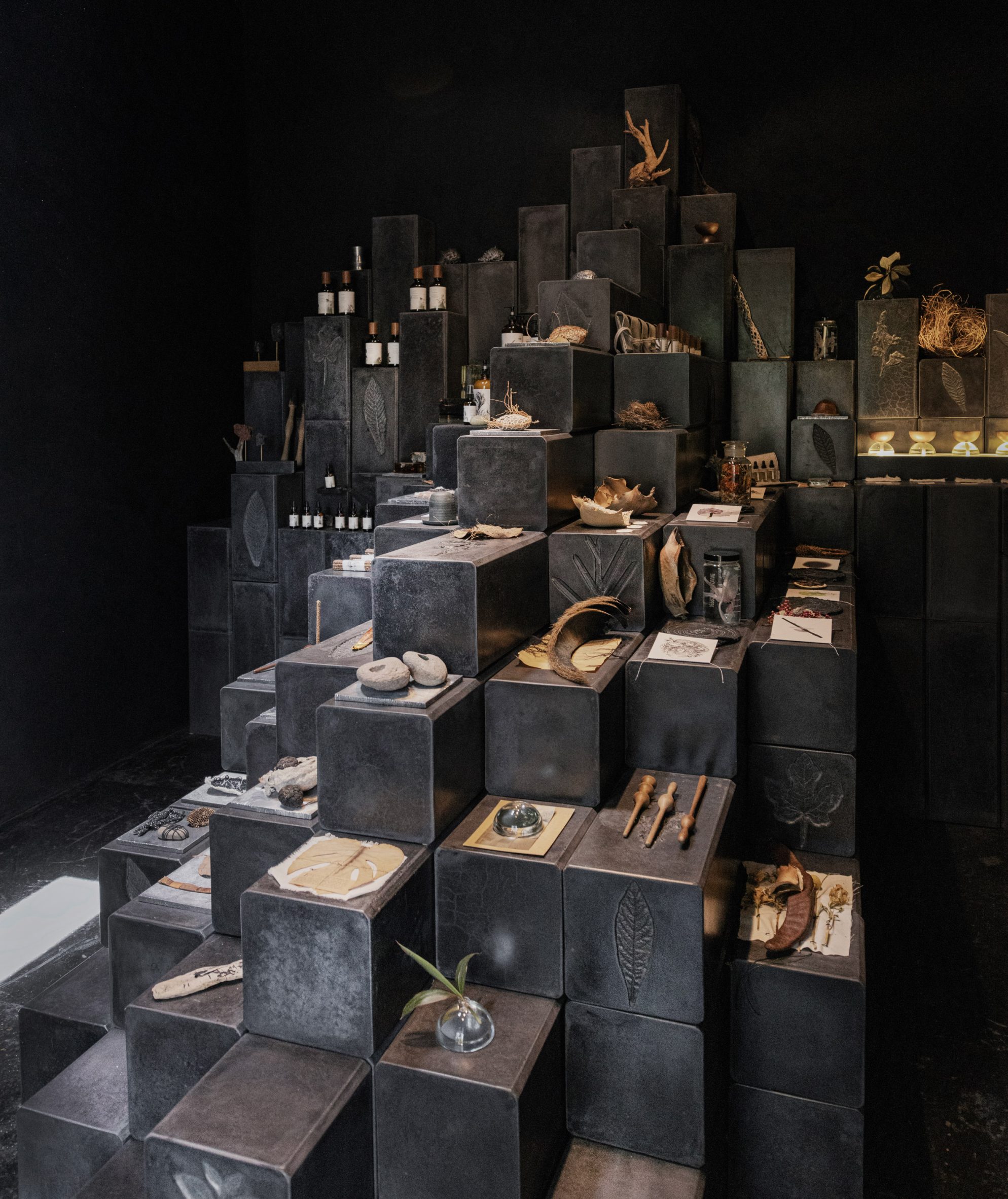 Las escaleras muestran objetos efímeros relacionados con la marca de perfume.