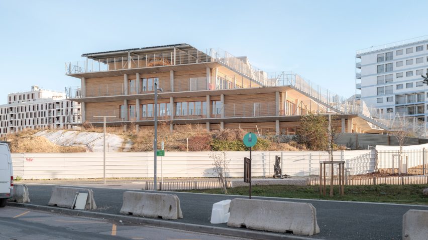 Side view of the school showing stepped floors, terraces and outdoor circulation routes