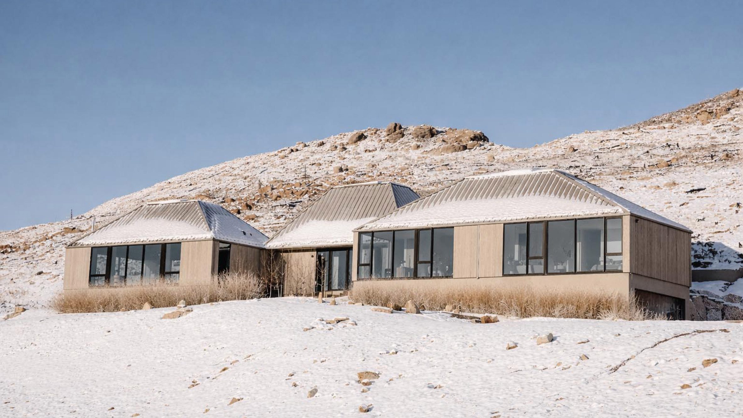 https://static.dezeen.com/uploads/2026/07/9631-mountain-ridge-place-boulder-studio-b-studio-brother-john_dezeen_2364_hero.jpg