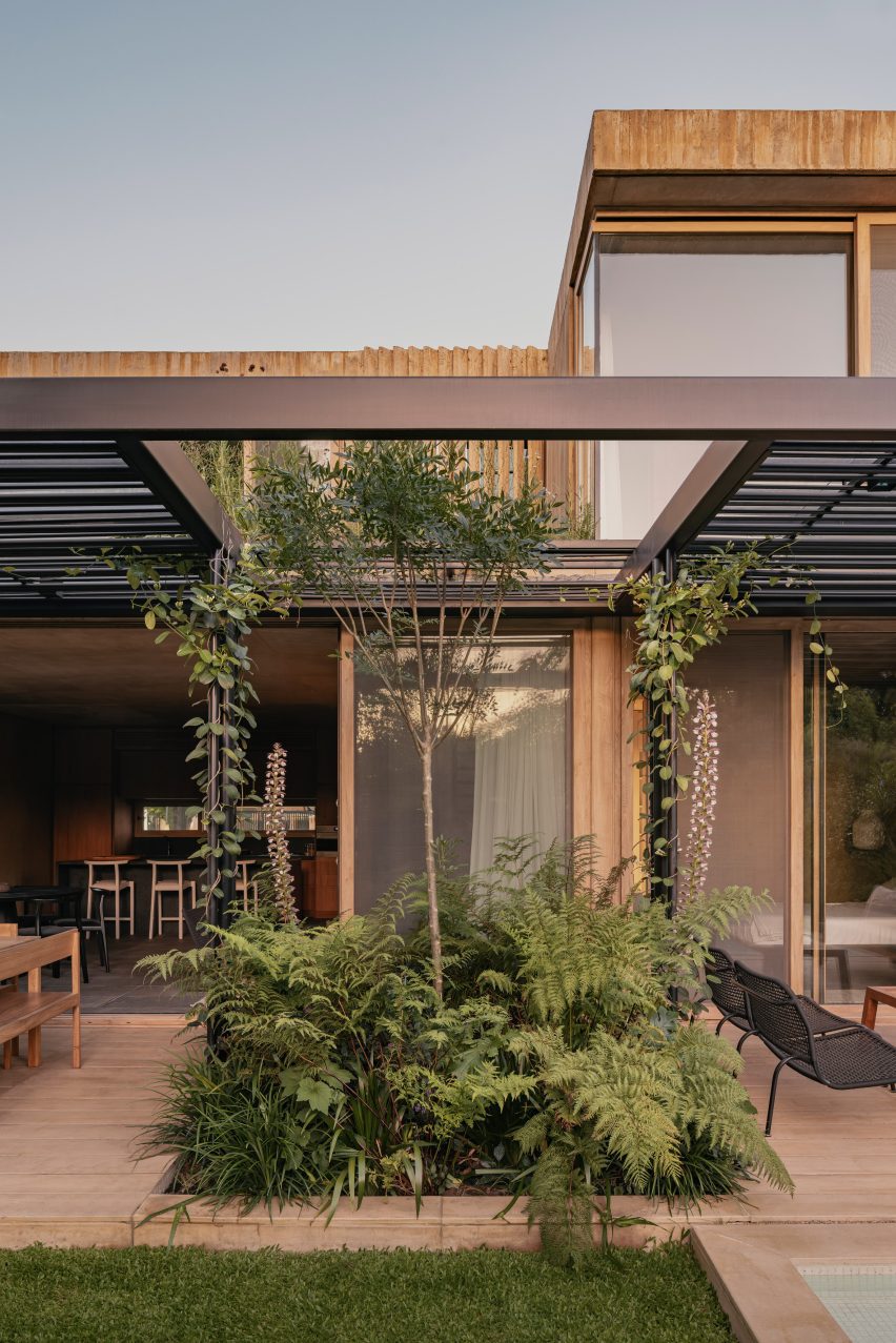 Casa JR by Gonzalo Bardach