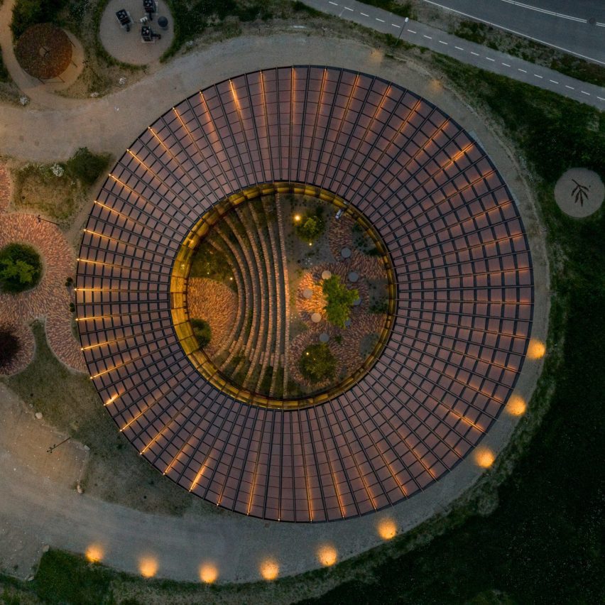BIG organiza la sede circular de Dymak alrededor de un patio escalonado