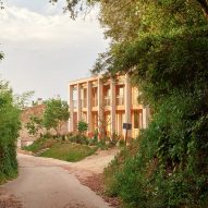 Catalan farmhouse designed as "a passage through the land"