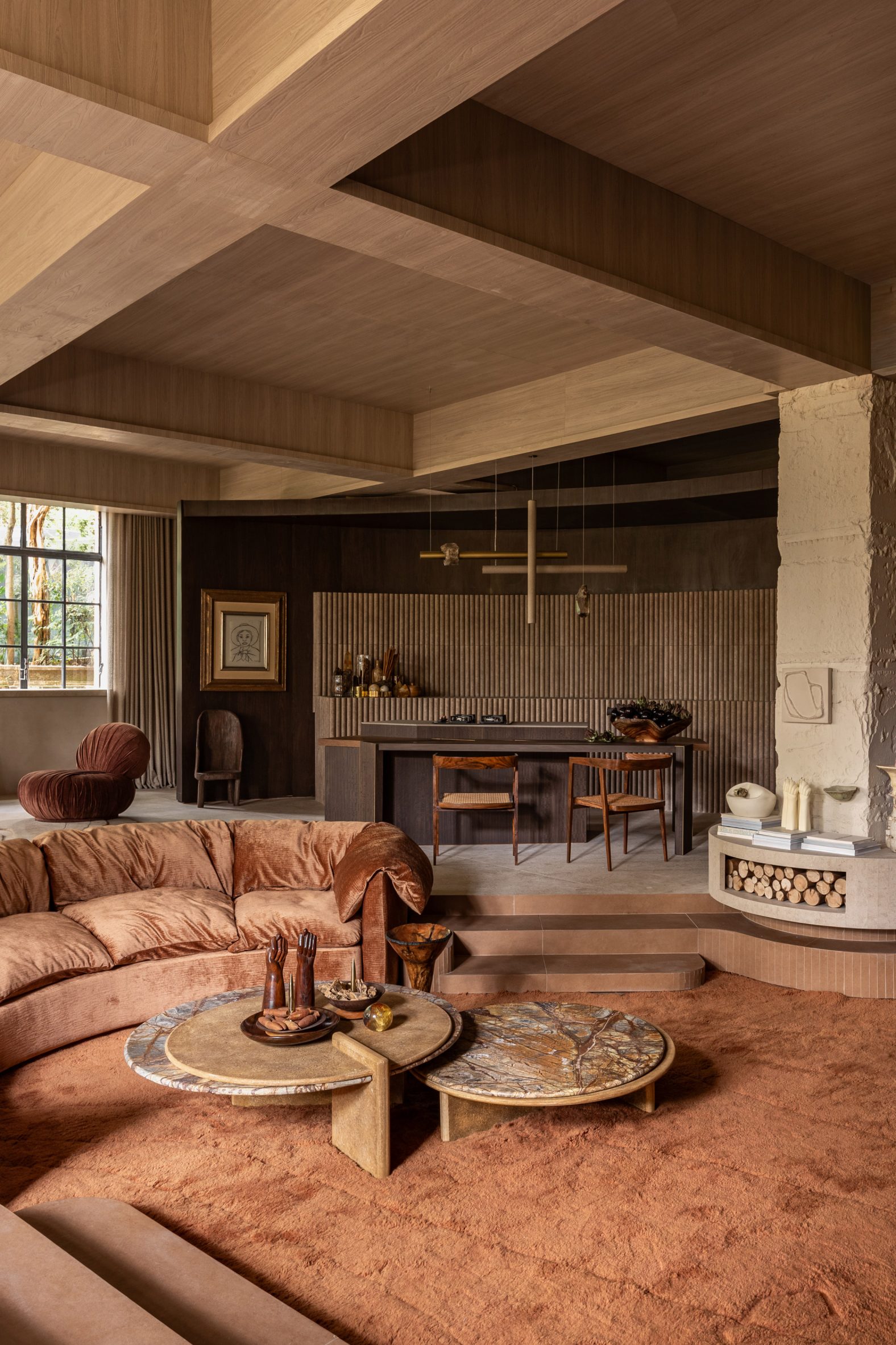 Los muebles de Suite Arquitetos se combinan con piezas de otros diseñadores y artistas brasileños.